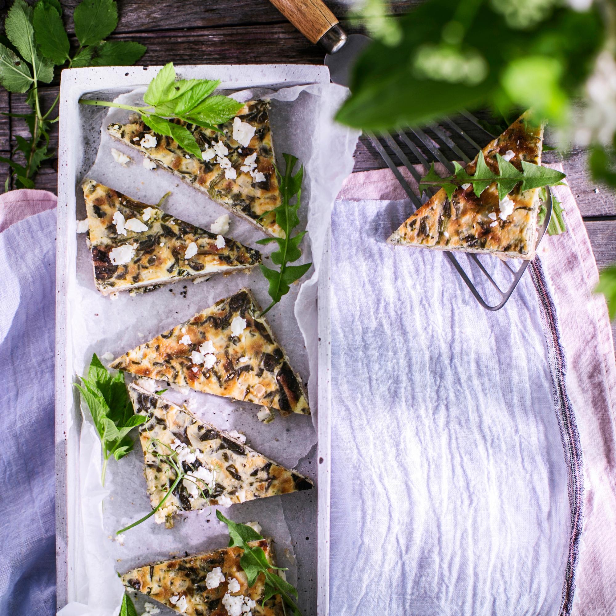 Nokkospiirakka – rakastetun feta-pinaattipiirakan villimpi versio! 