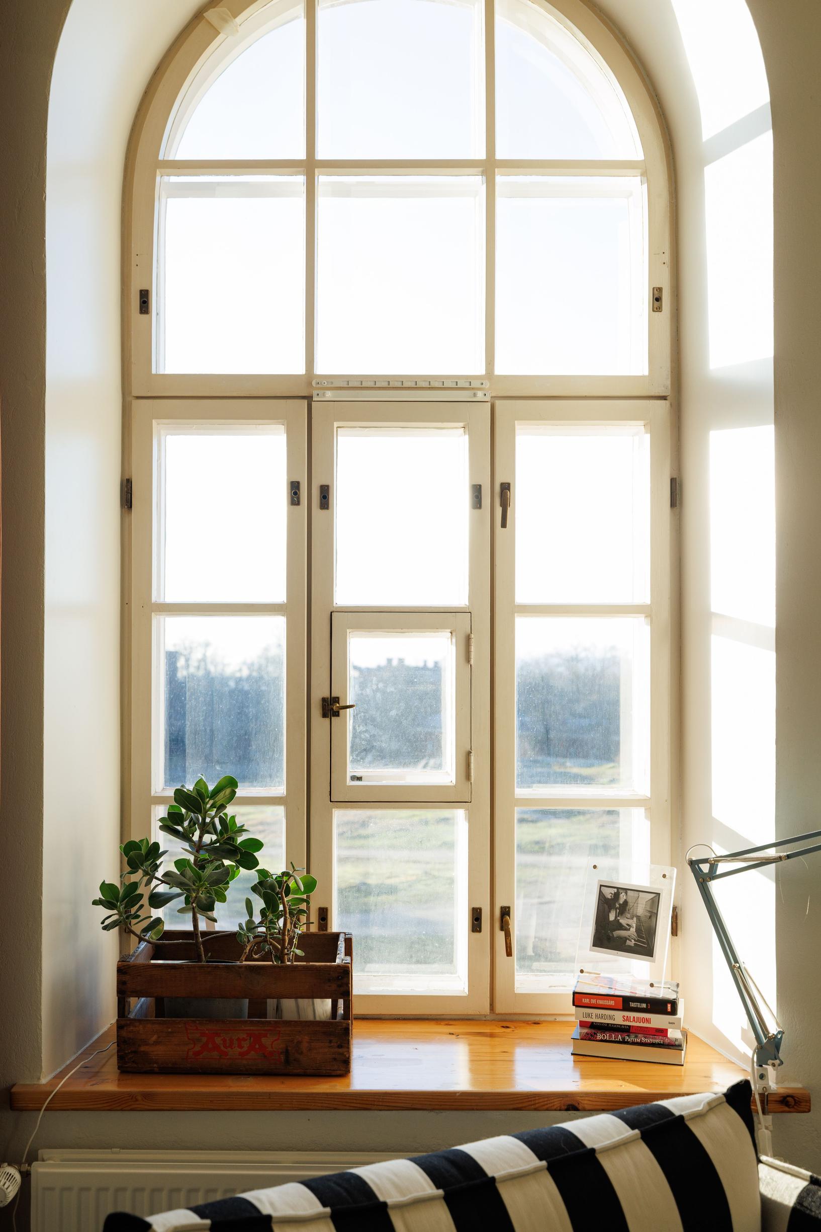 kaari-ikkuna olohuoneessa