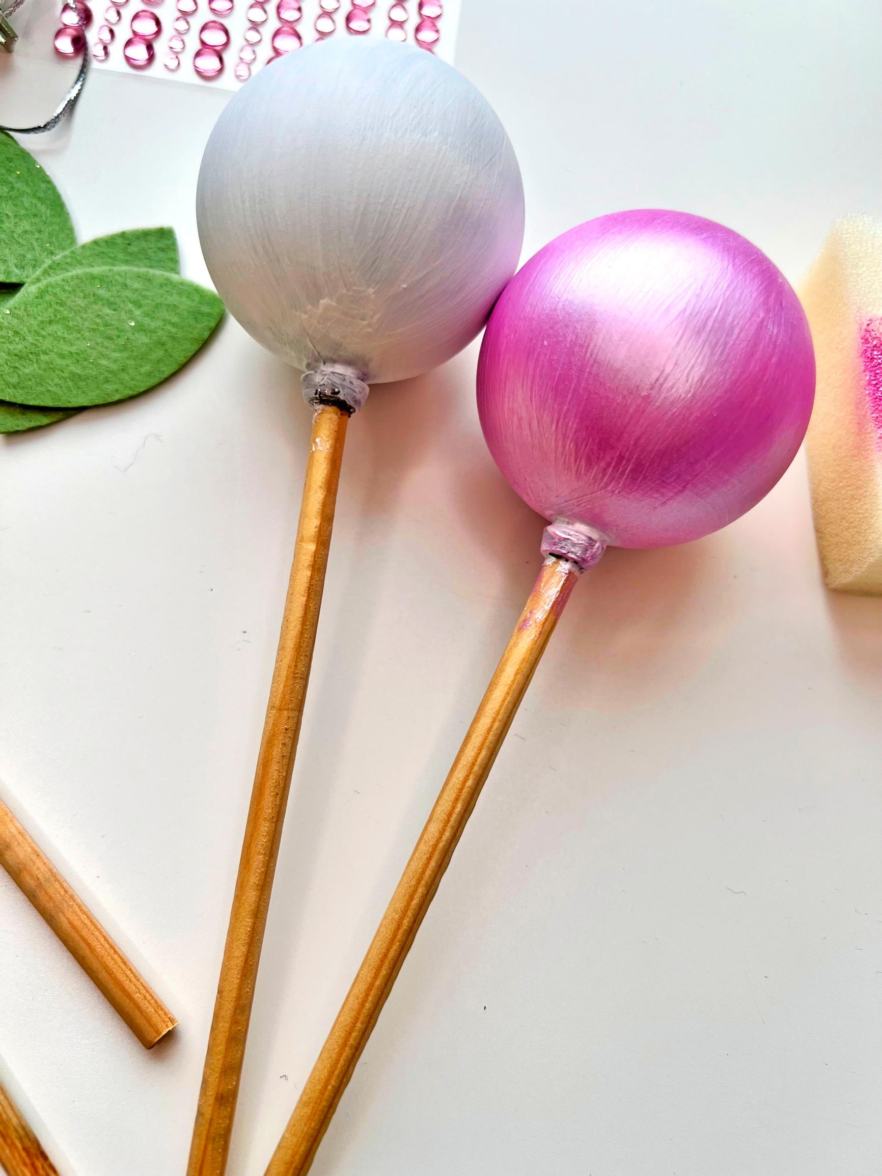 Tikkujen kiinnitys ja pallojen pohjamaalaus