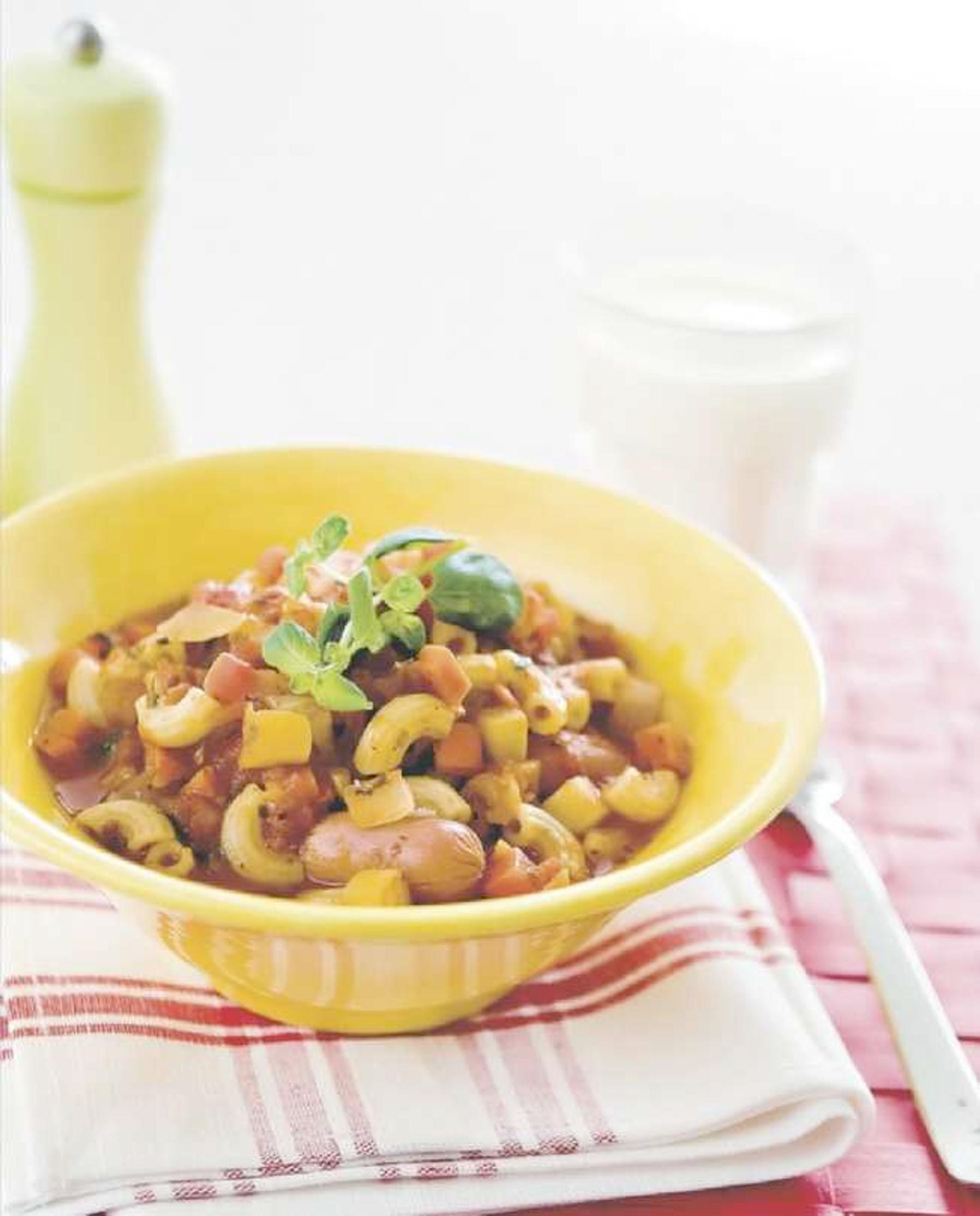 Helppo tomaattinen makaroni-makkarapata