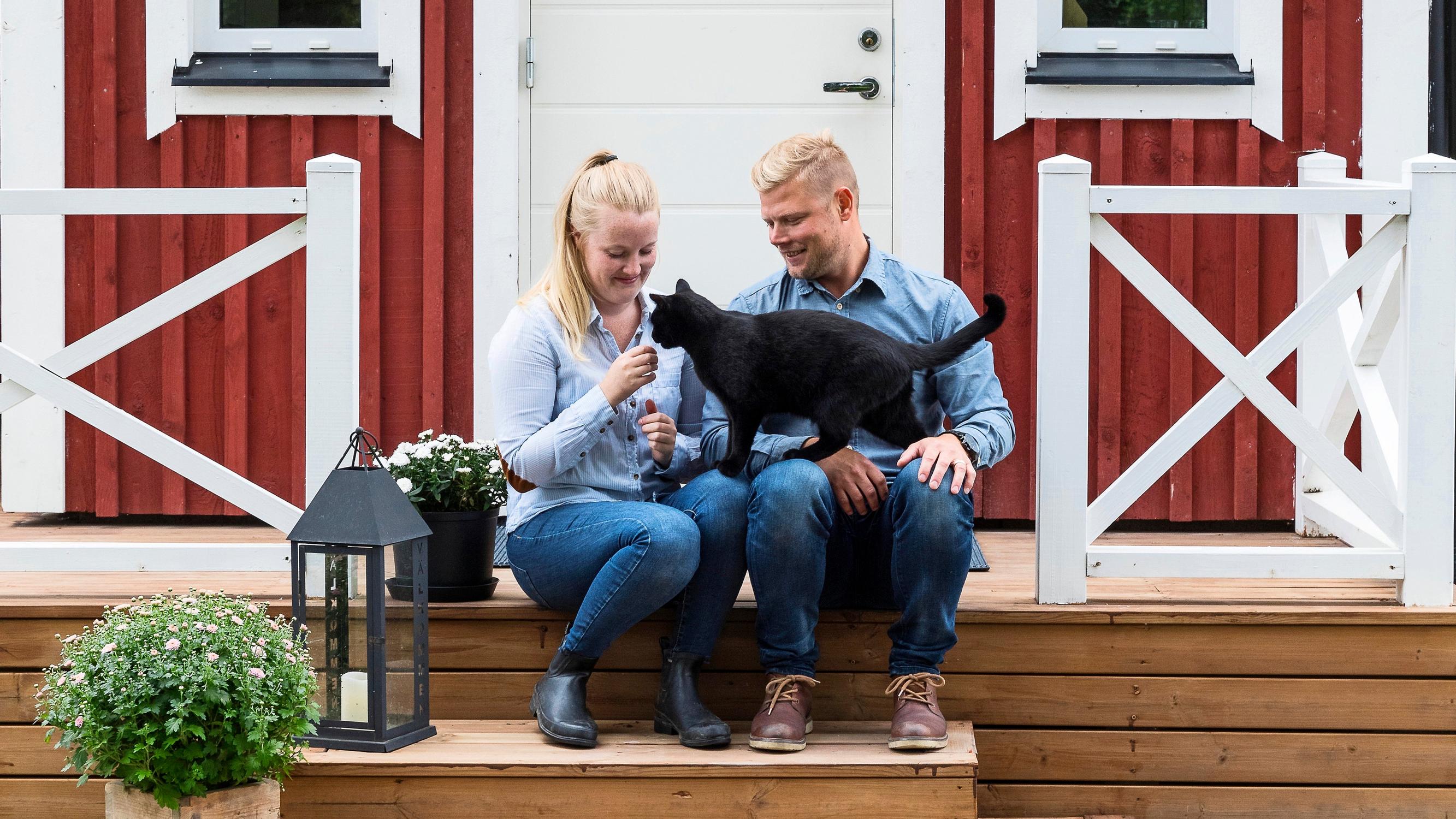 Vanha ja viehkeä, mutta myös vaalea ja valoisa! Josefin ja Jesper haaveilivat mökistä mutta löysivätkin unelmiensa kodin