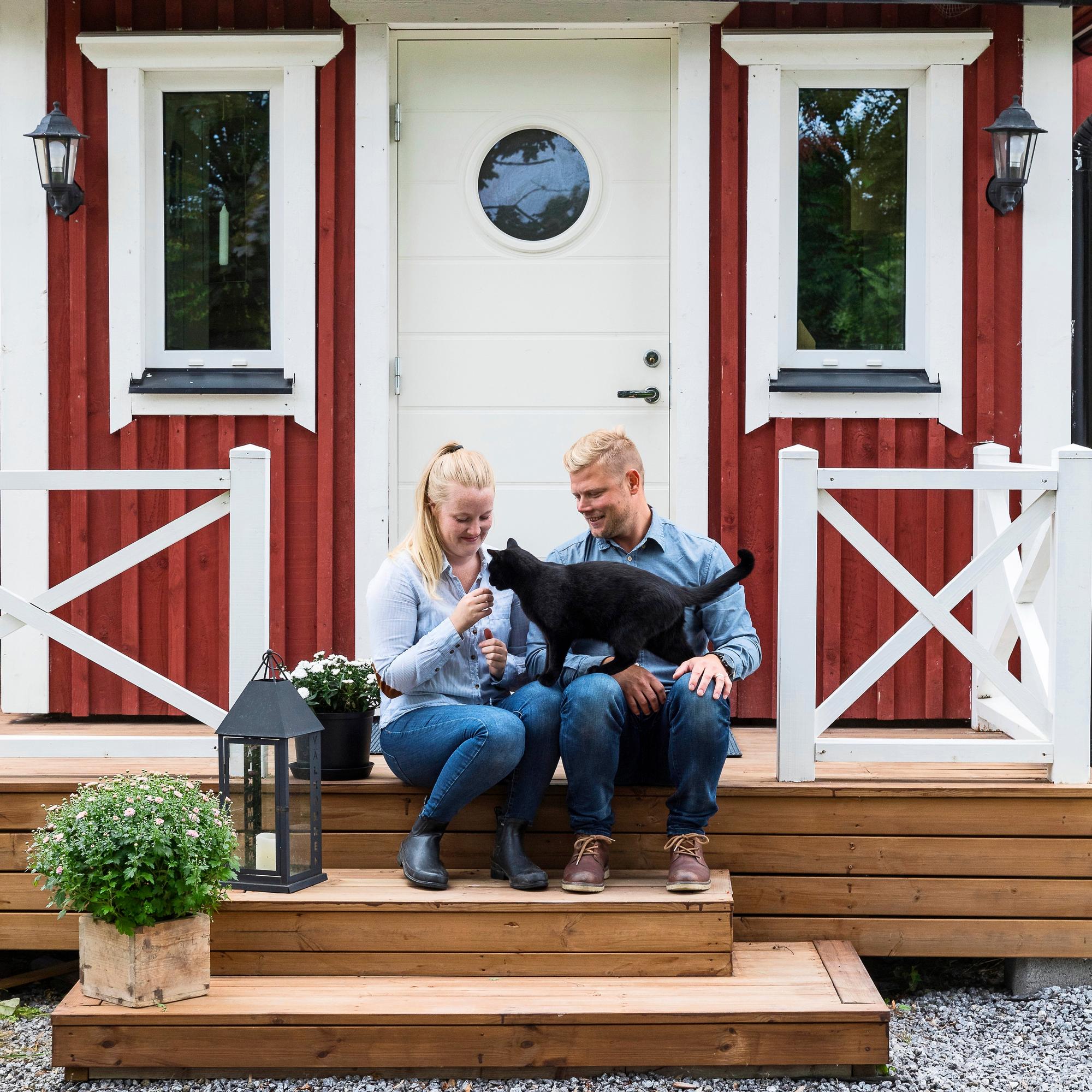 Vanha ja viehkeä, mutta myös vaalea ja valoisa! Josefin ja Jesper haaveilivat mökistä mutta löysivätkin unelmiensa kodin