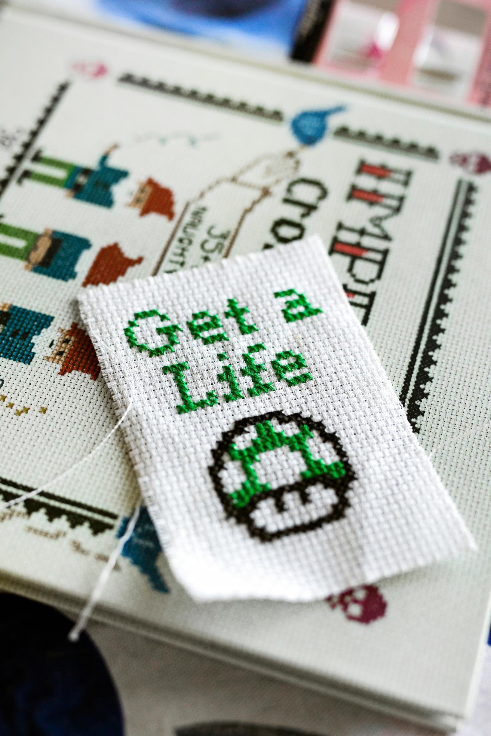 ristipistotyö, jossa Super Mario -pelistä tuttu sieni sekä teksti get a life