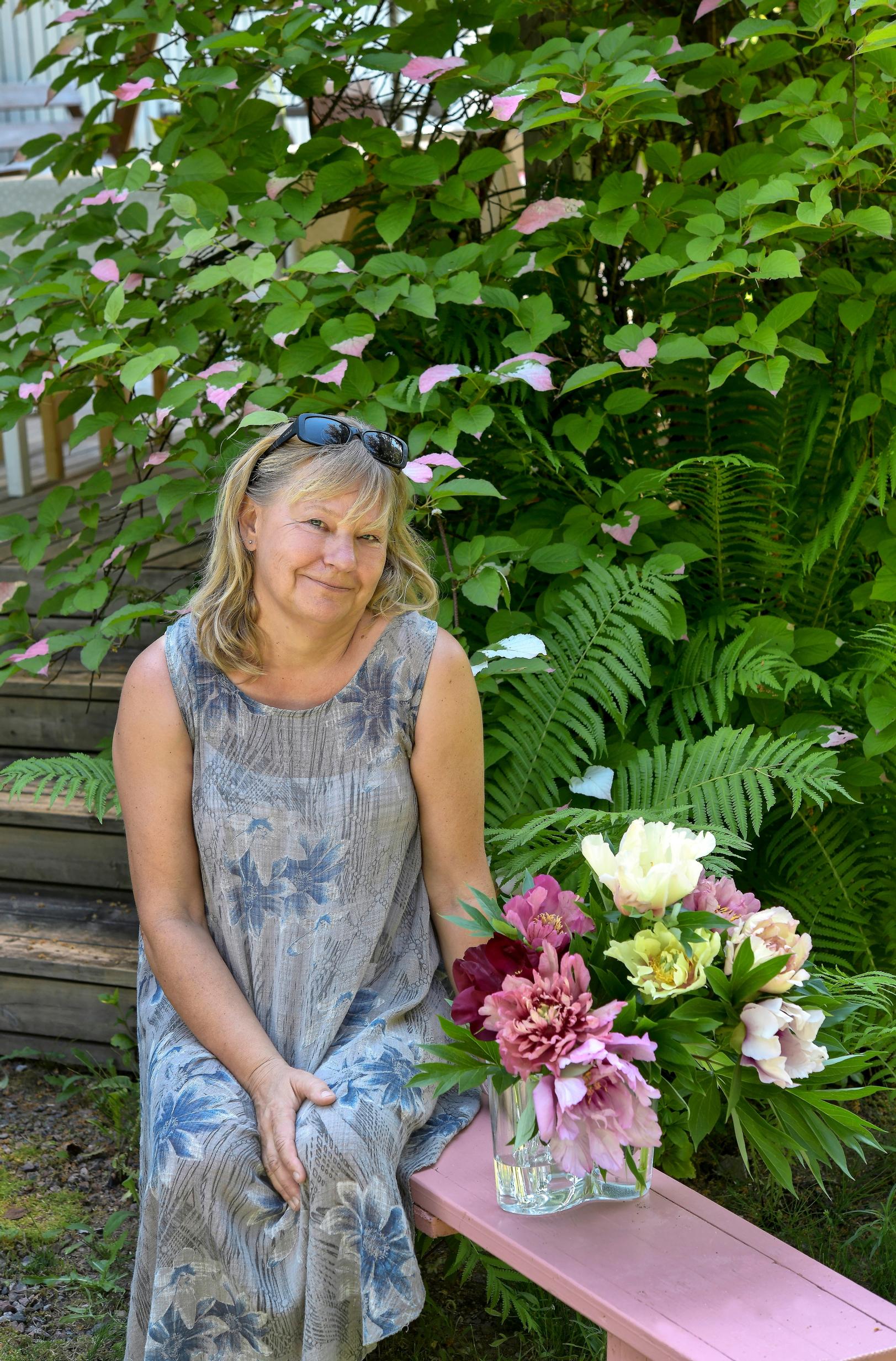 Anne arvostaa itoh-pionien pitkää kukinta-aikaa ja erikoisia värejä.