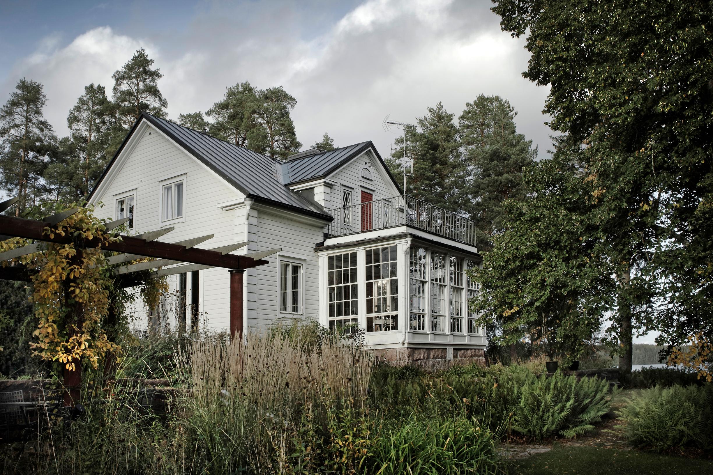 Klassinen, valkoinen 1930-luvun huvila