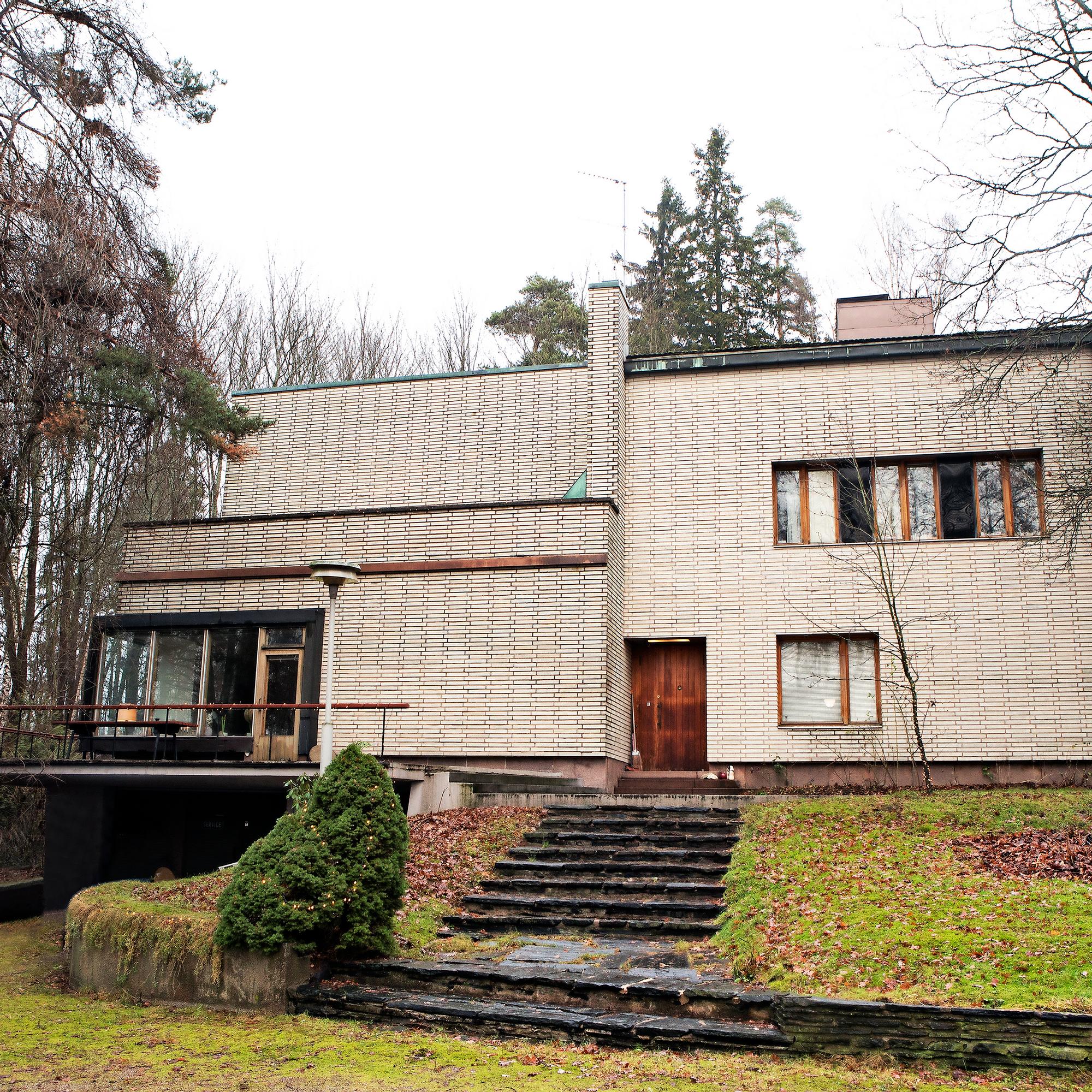 Vau mikä funkislinna! Onnellinen sattuma johdatti Marian ja Jyrkin erikoisen Villa Oksasen omistajiksi – "Ei tällaisia muita löydy"
