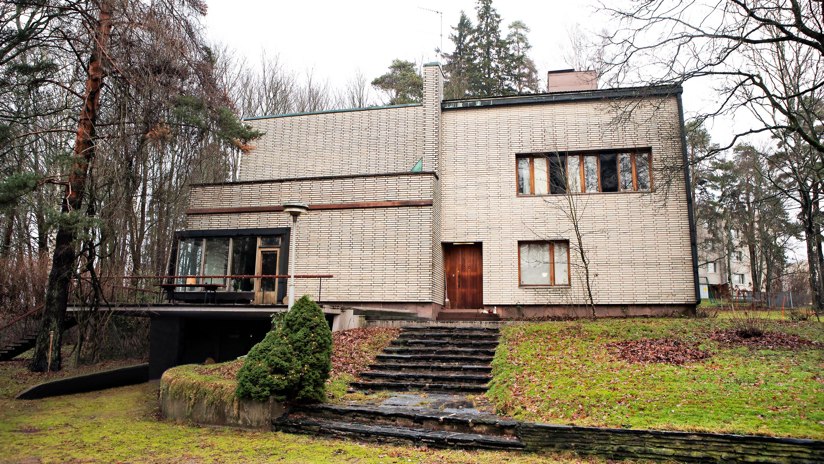Vau mikä funkislinna! Onnellinen sattuma johdatti Marian ja Jyrkin erikoisen Villa Oksasen omistajiksi – "Ei tällaisia muita löydy"