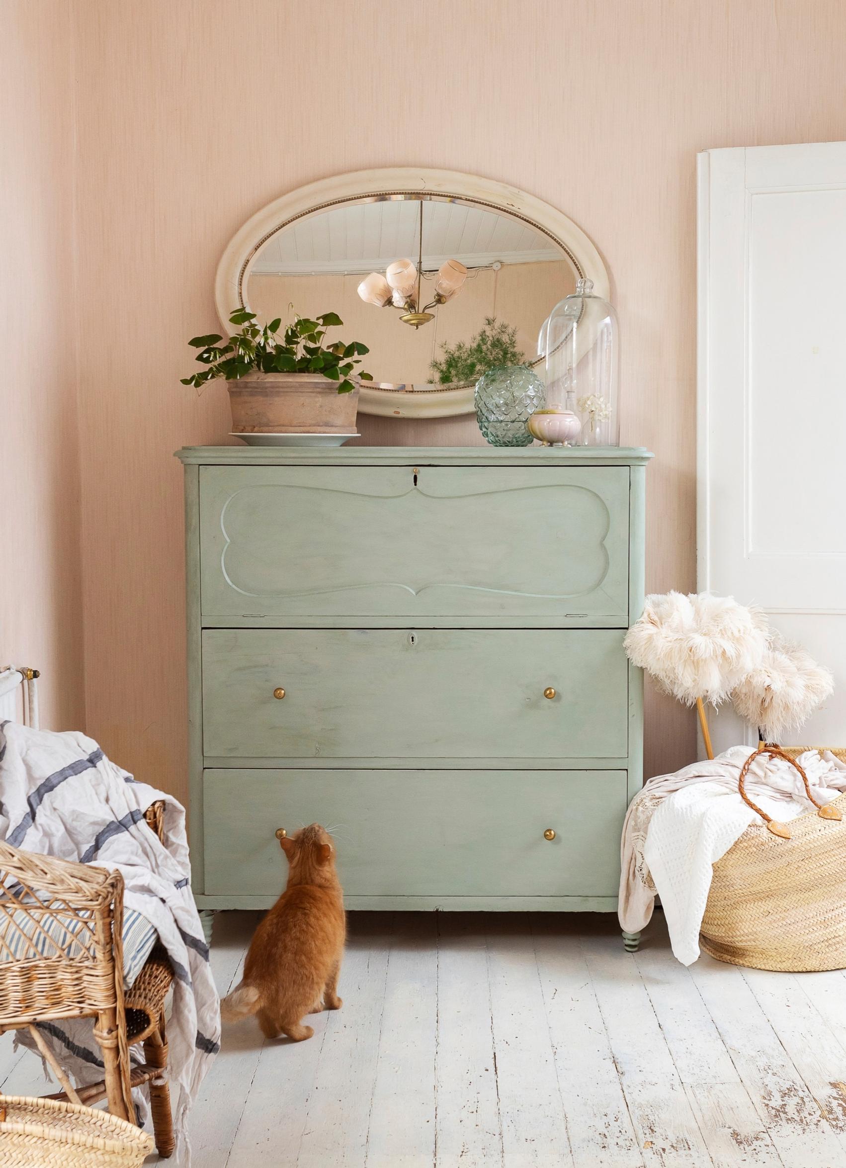 Savimaalilla uudistettu piironki