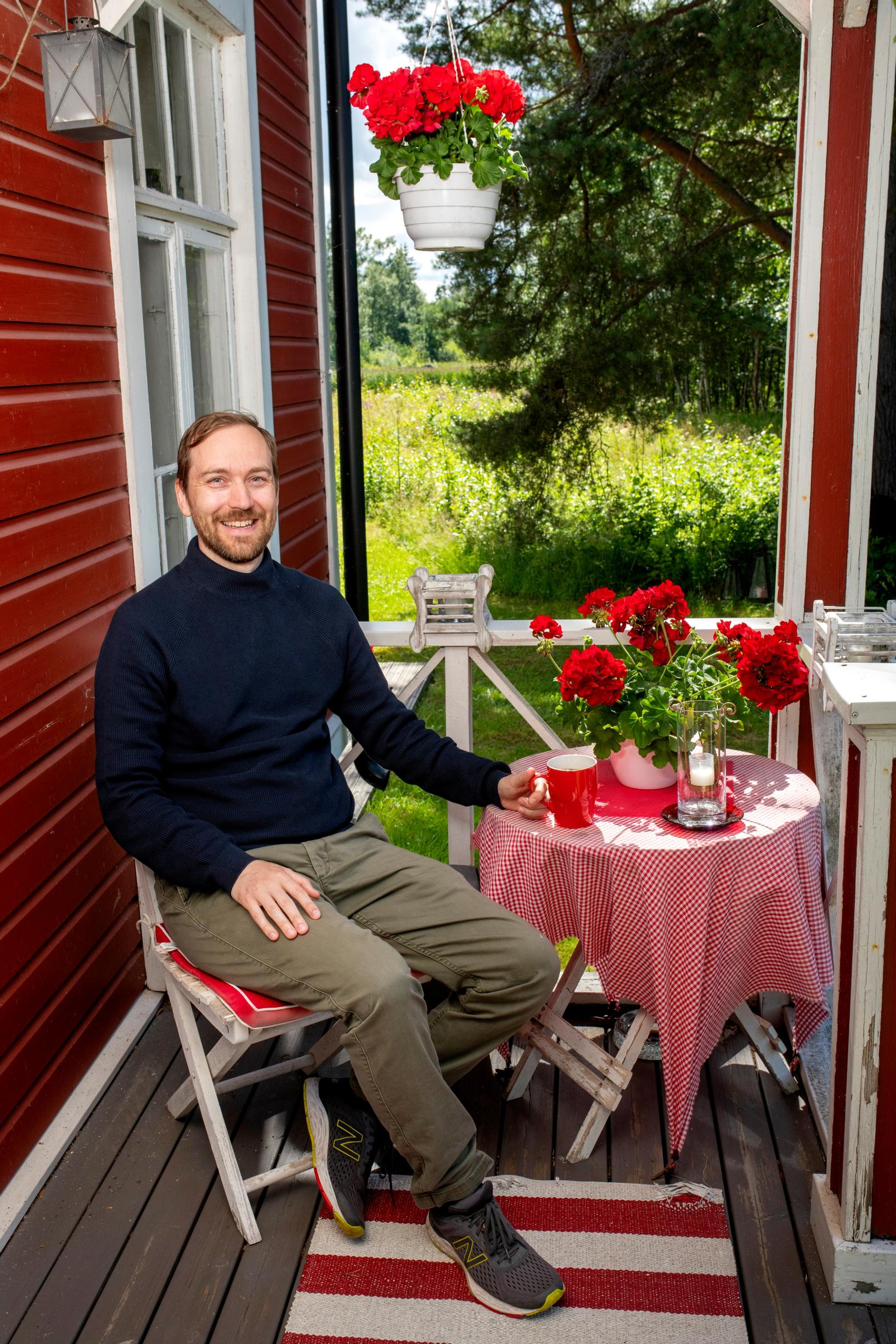 christoffer masar istuu terassilla pöydän ääressä