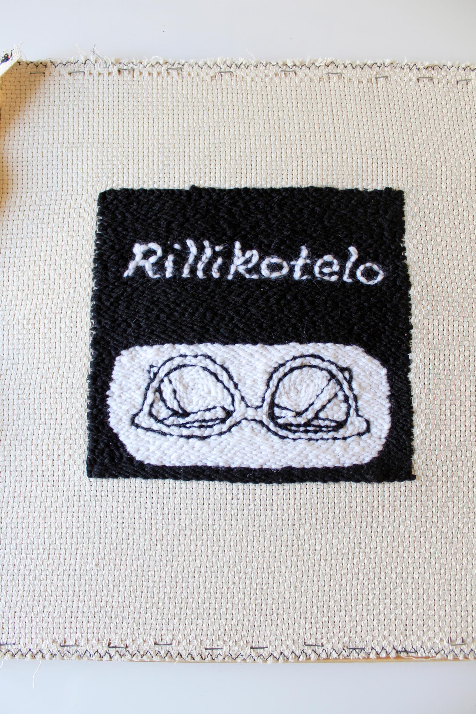 Rillikotelo tuftattuna kankaalle.