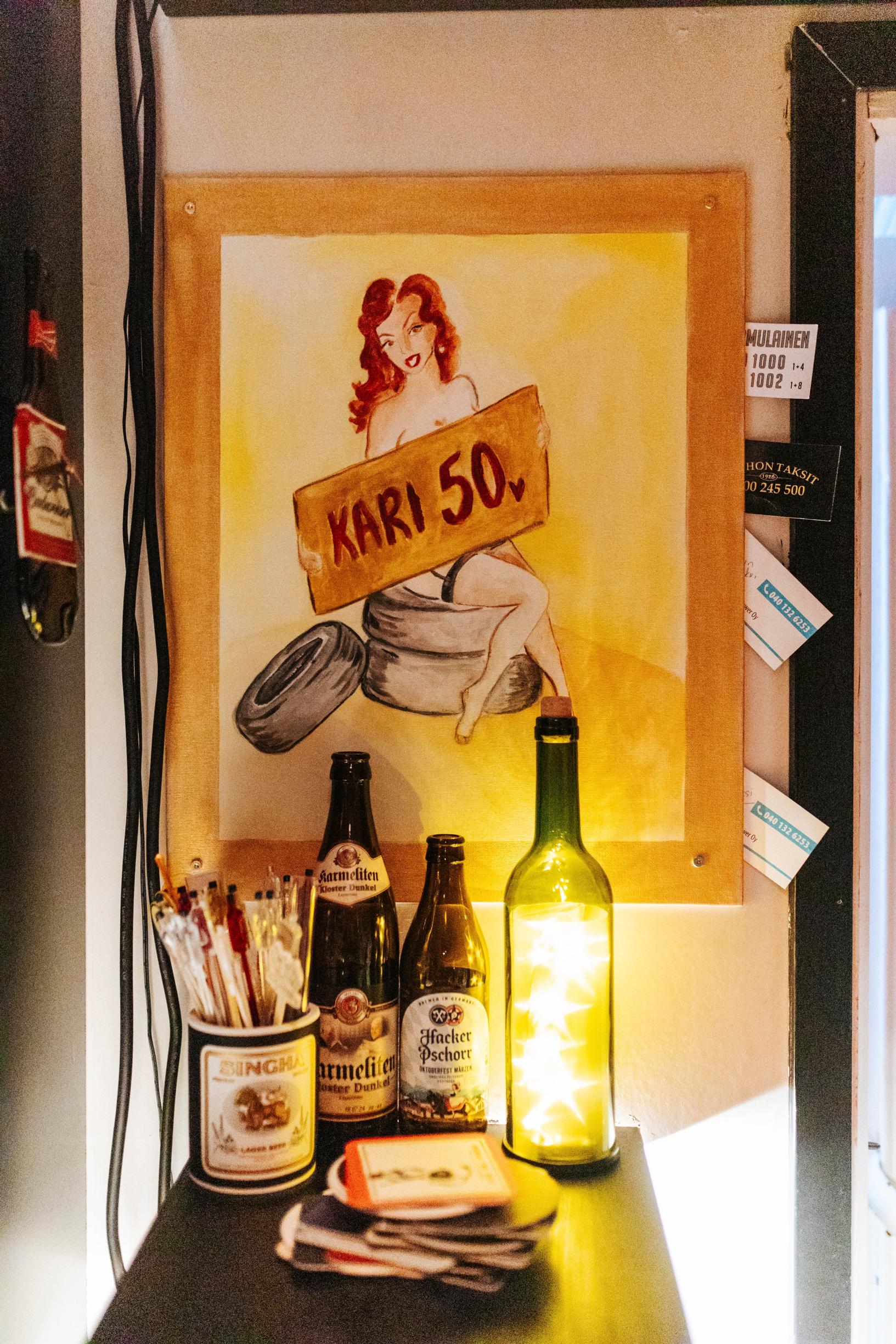 maalaus, jossa nainen pitelee Kari 50 v -kylttiä