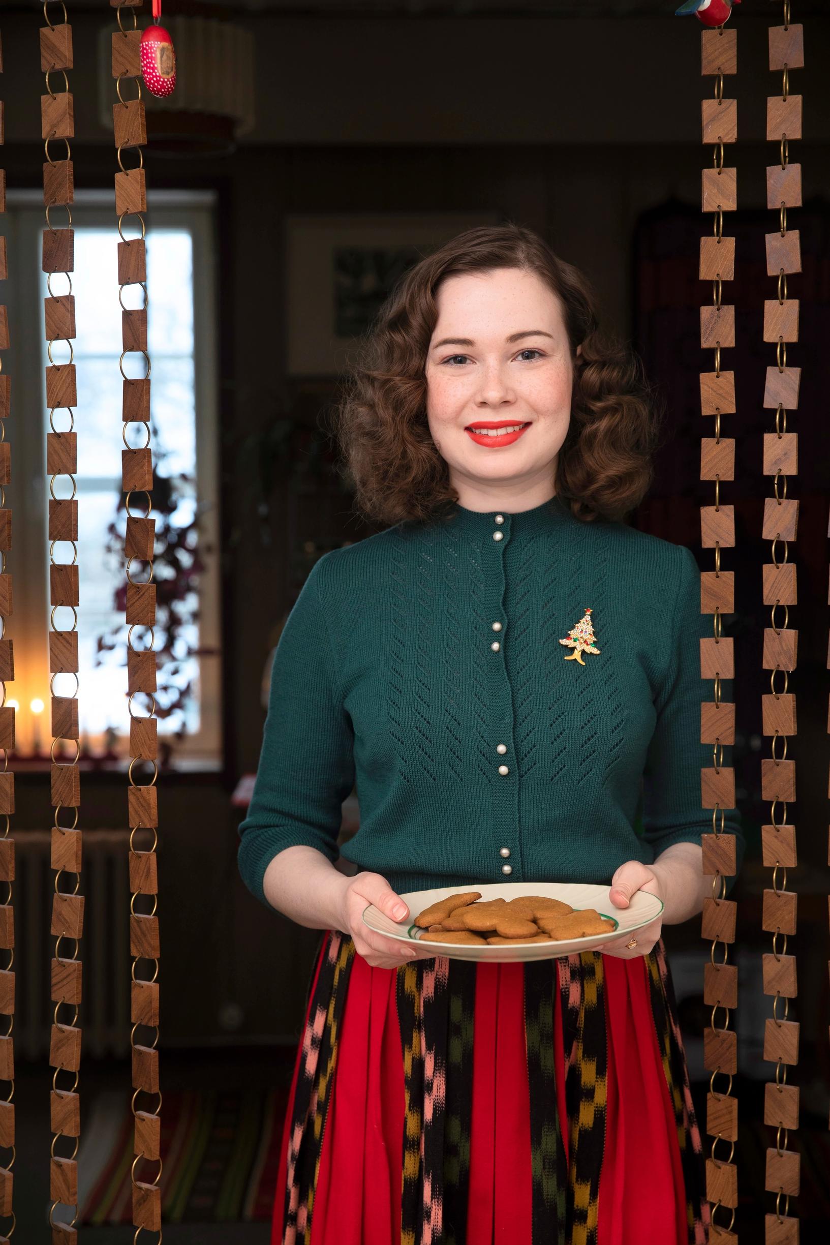 Anna-Emilia kansallispuvun hameessa.