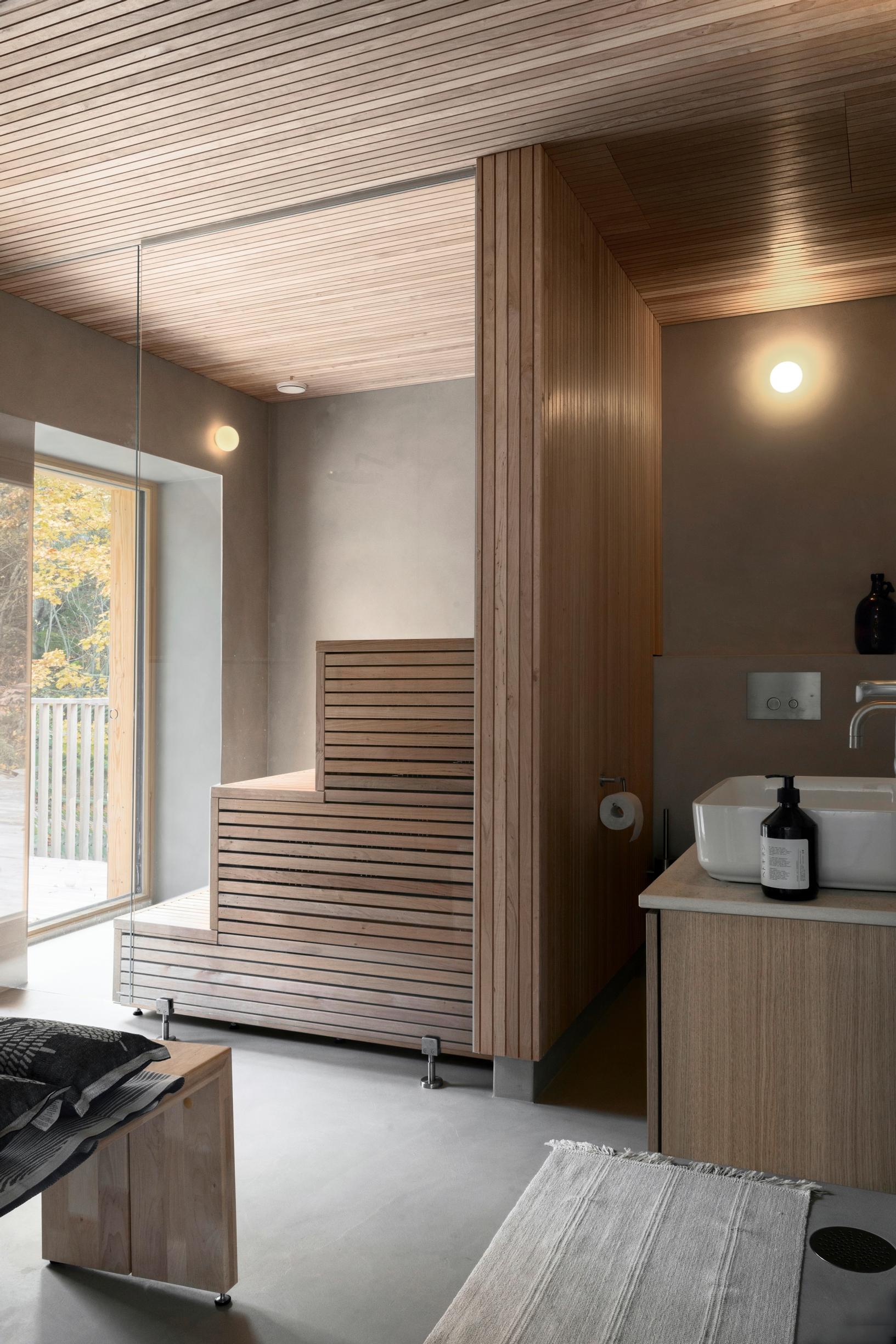 Pesutilassa maisemaikkuna ja minimalistinen sauna