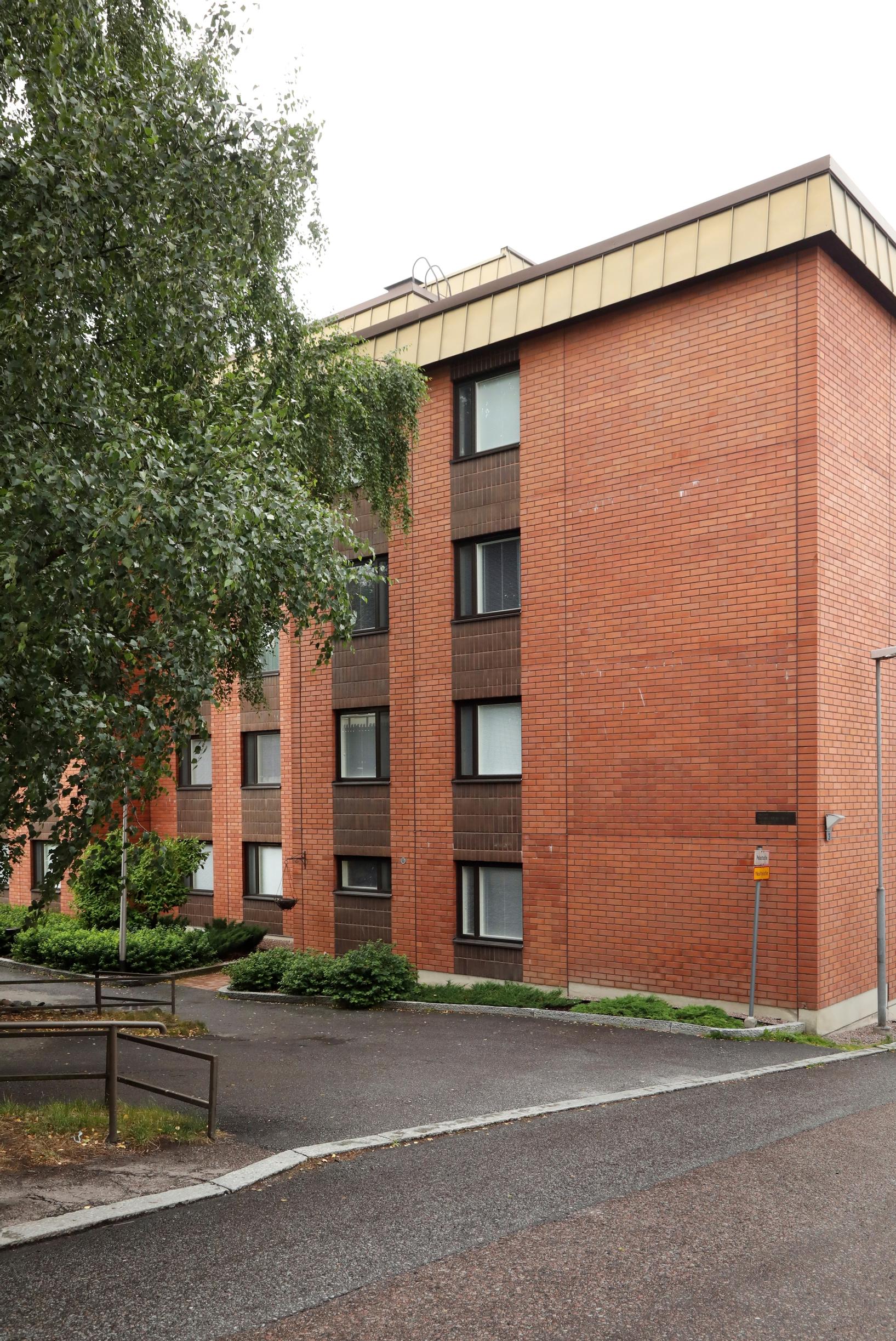 Tiilipintainen kerrostalo Tampereella