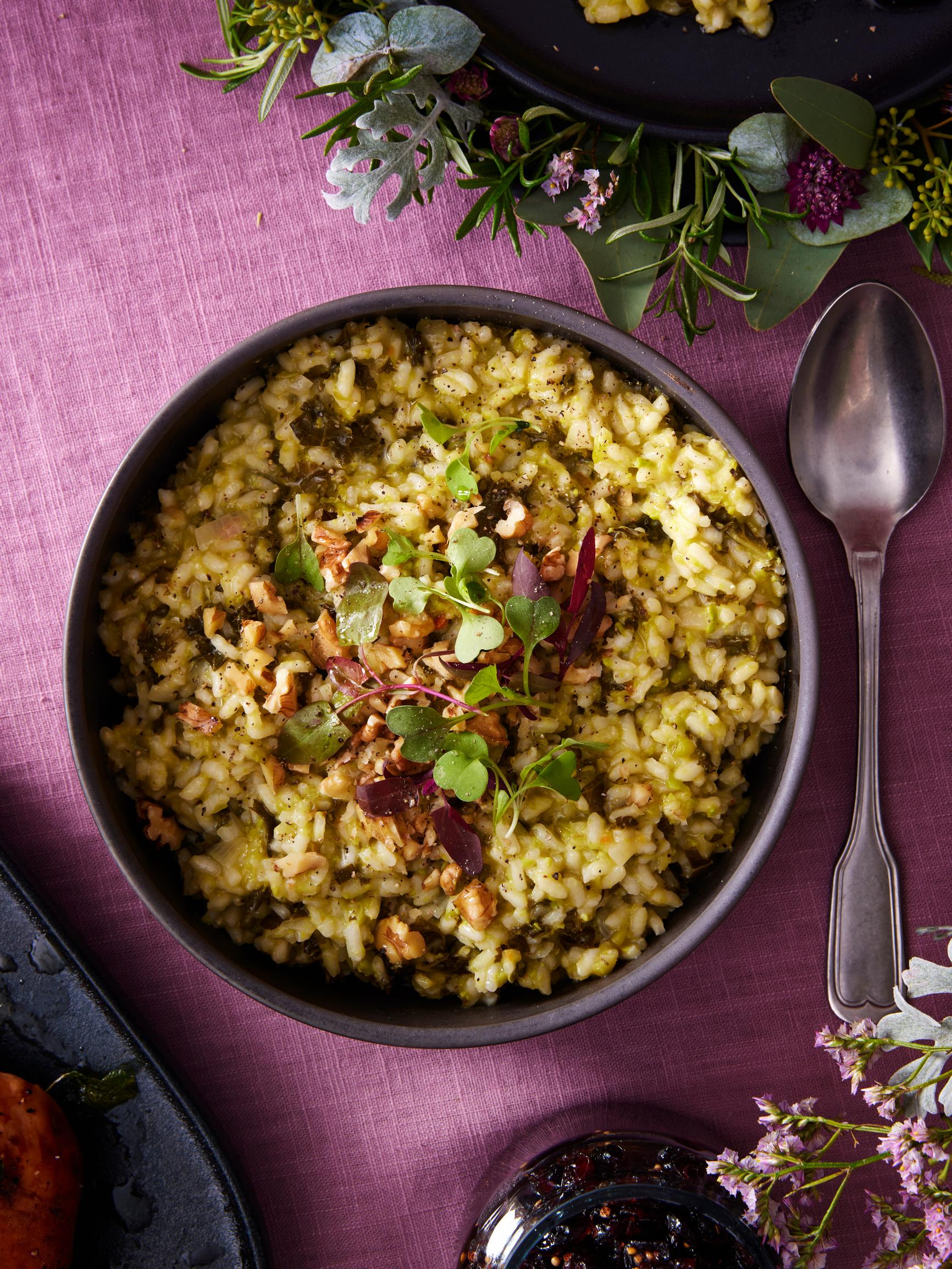 Lehtikaali-hernerisotto – sitruunalla viimeistelty vihreä risotto sopii juhlapöytään tai arkiruoaksi