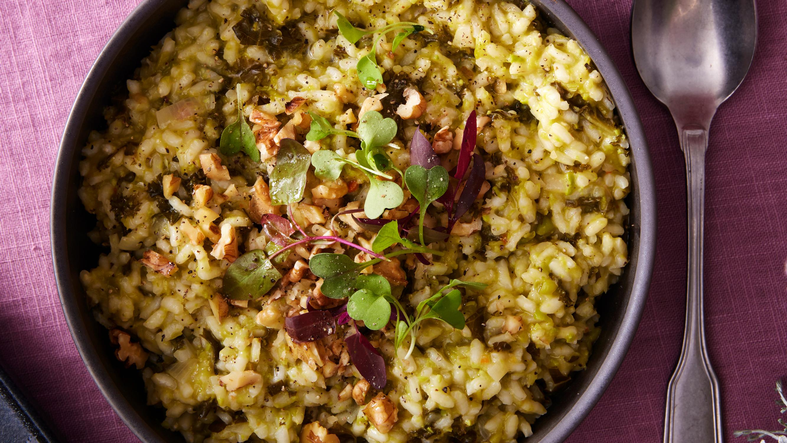 Lehtikaali-hernerisotto – sitruunalla viimeistelty vihreä risotto sopii juhlapöytään tai arkiruoaksi