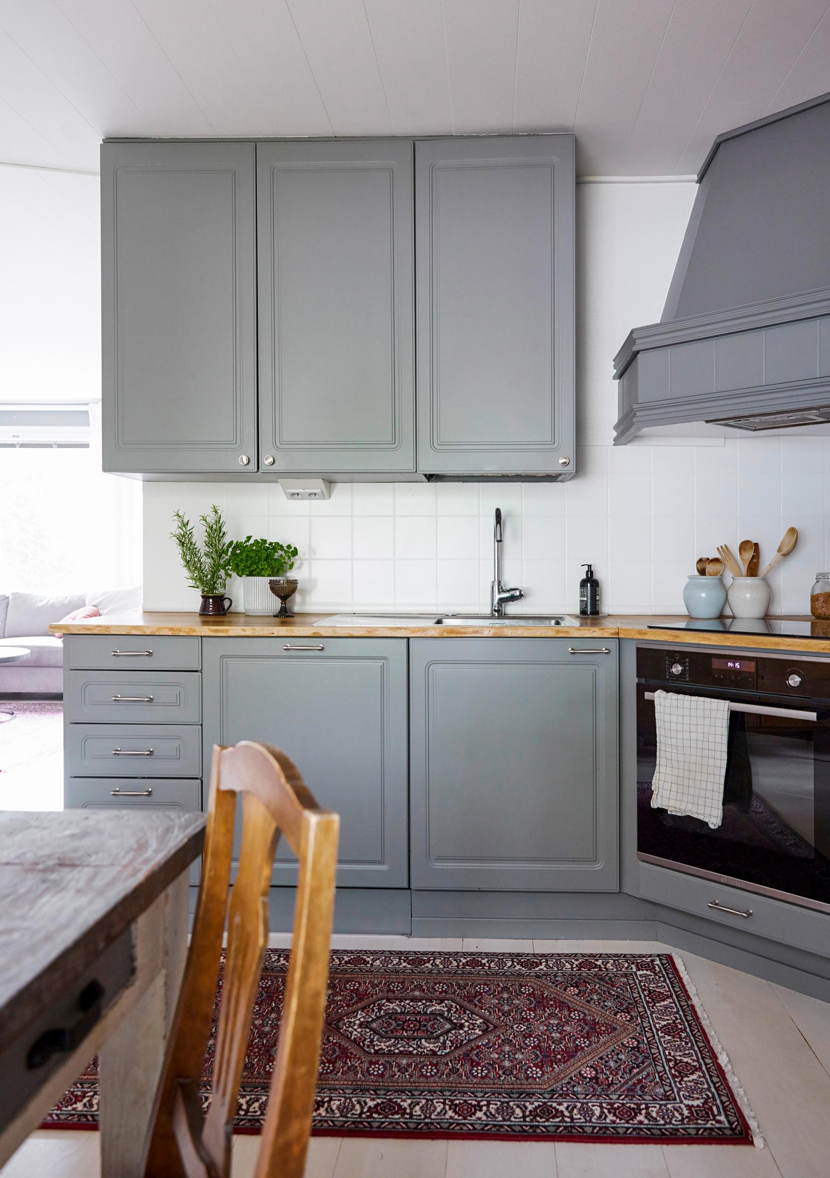 Keittiön harmaaksi maalatut mdf-ovet