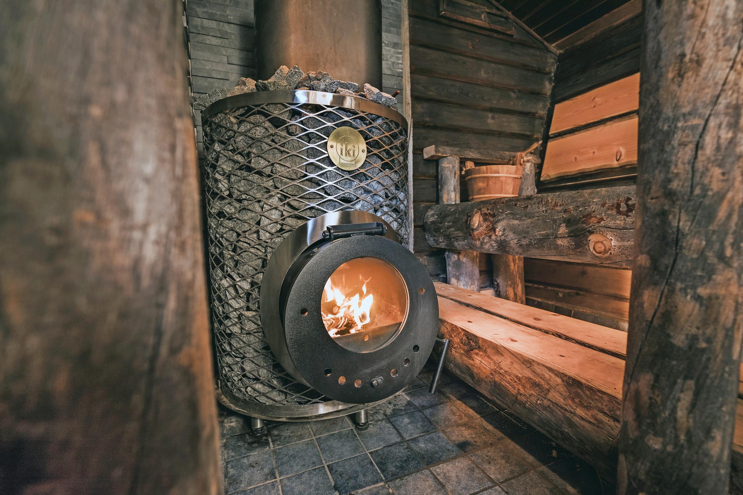 Massiivinen puukiuas isossa saunassa