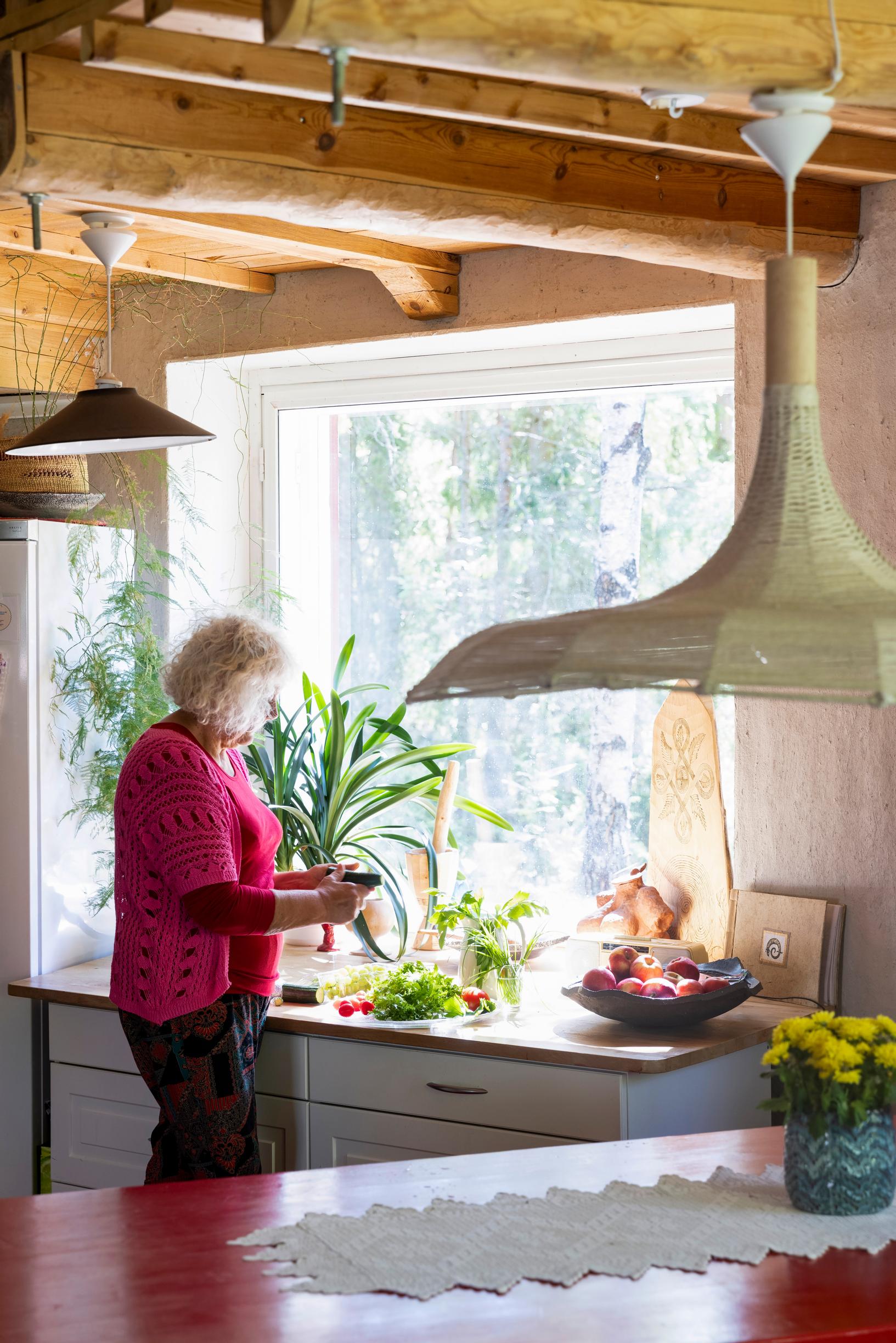 Irja keittiön ikkunan ääressä