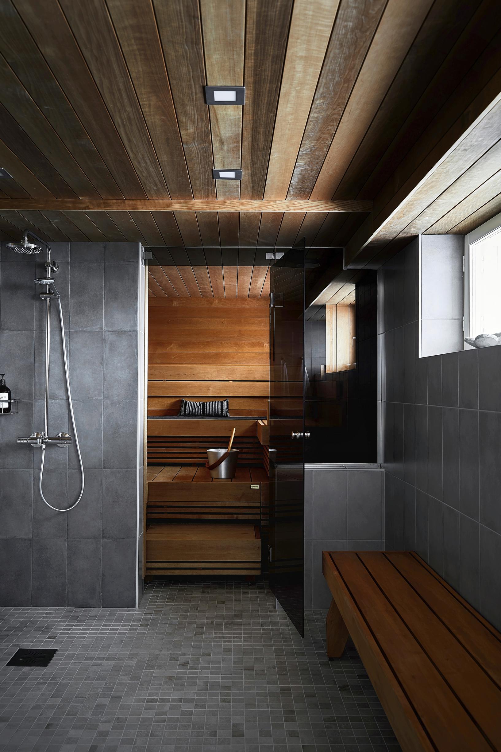 Sauna ja harmaasävyinen pesuhuone
