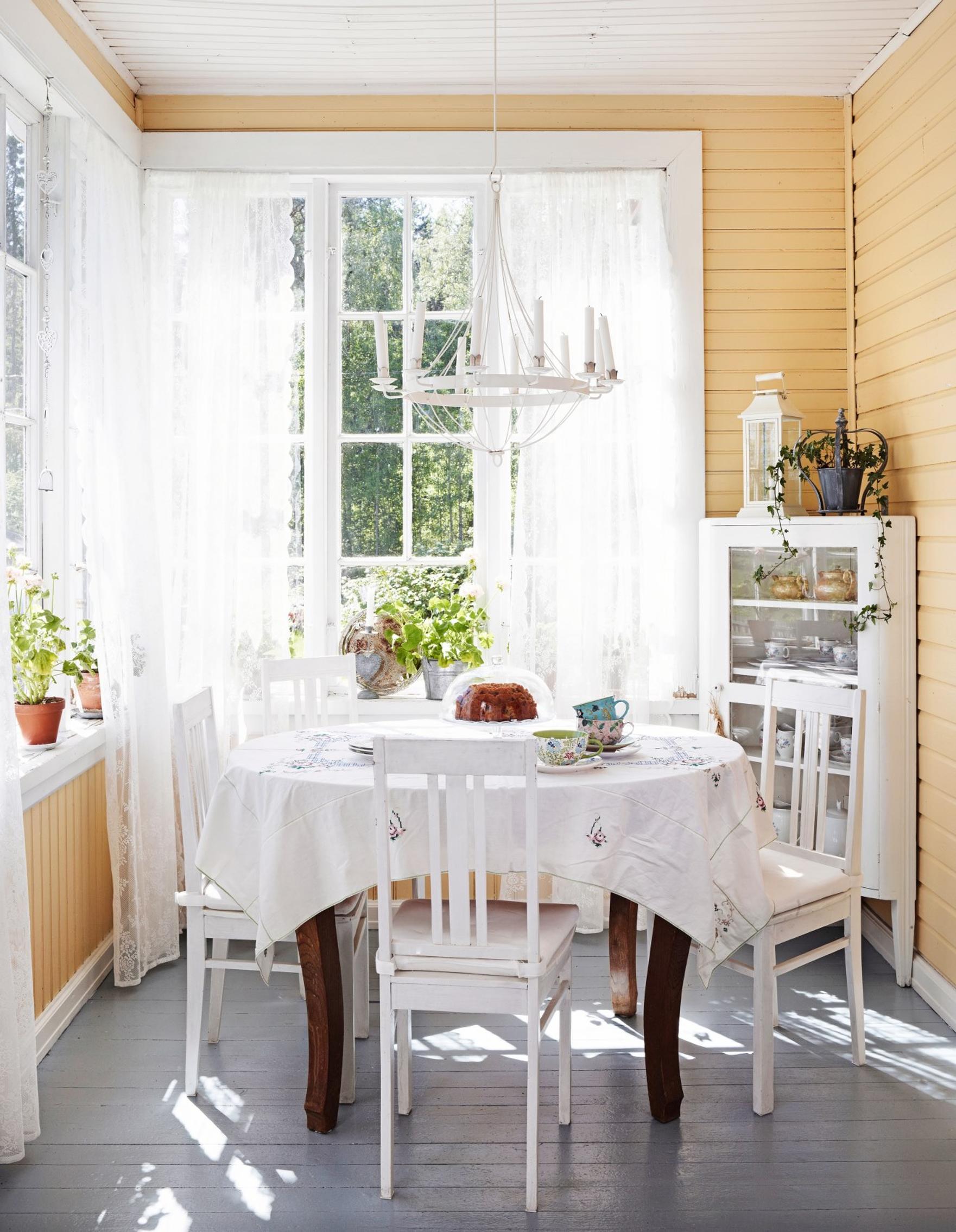 Pyöreä ruokapöytä lasikuistilla