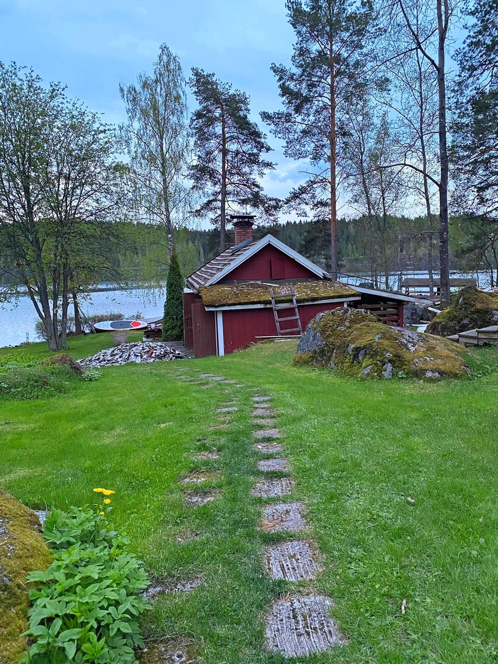 Vanha punainen rantasauna