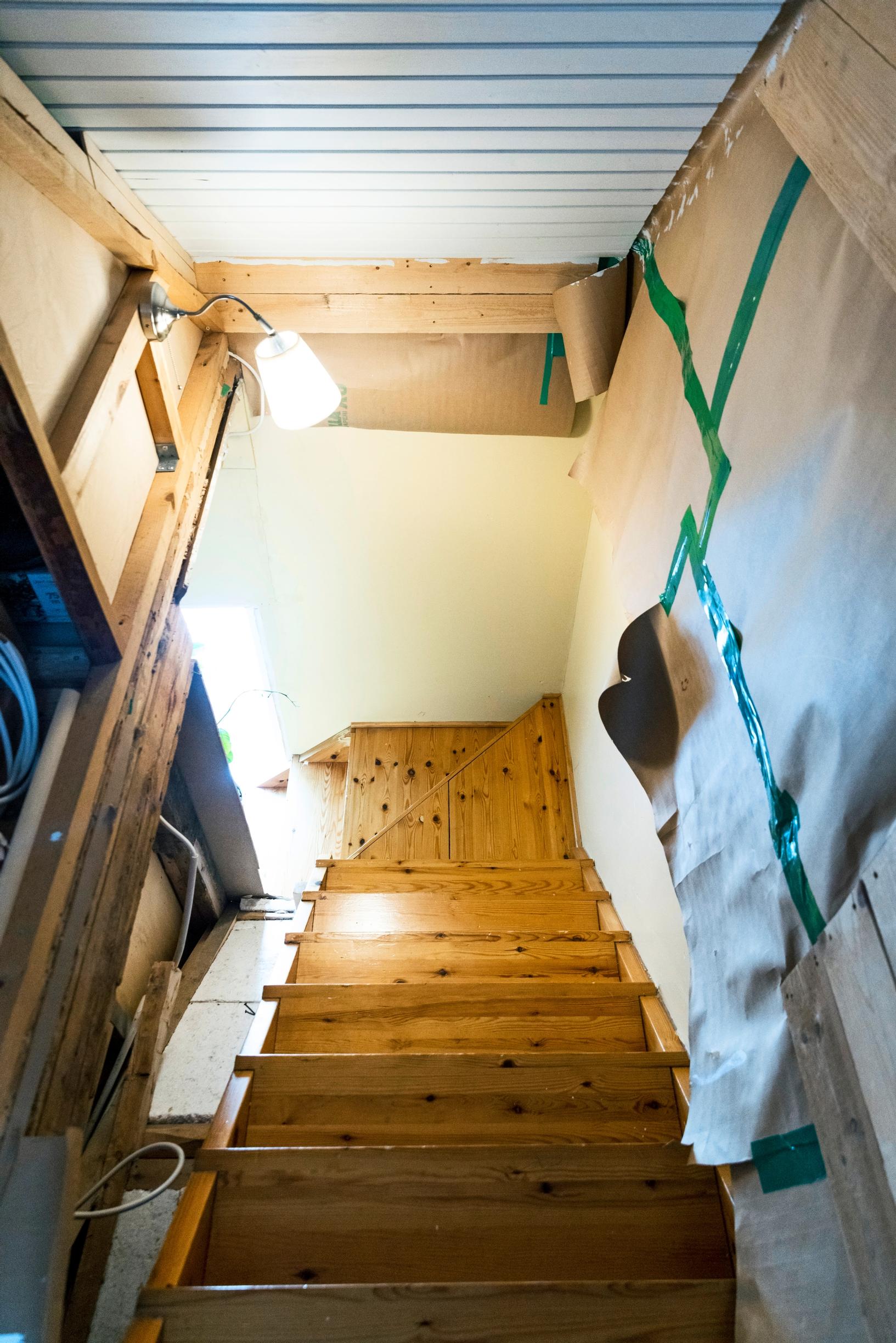 mäntypuinen portaikko, jossa ei ole kaiteita