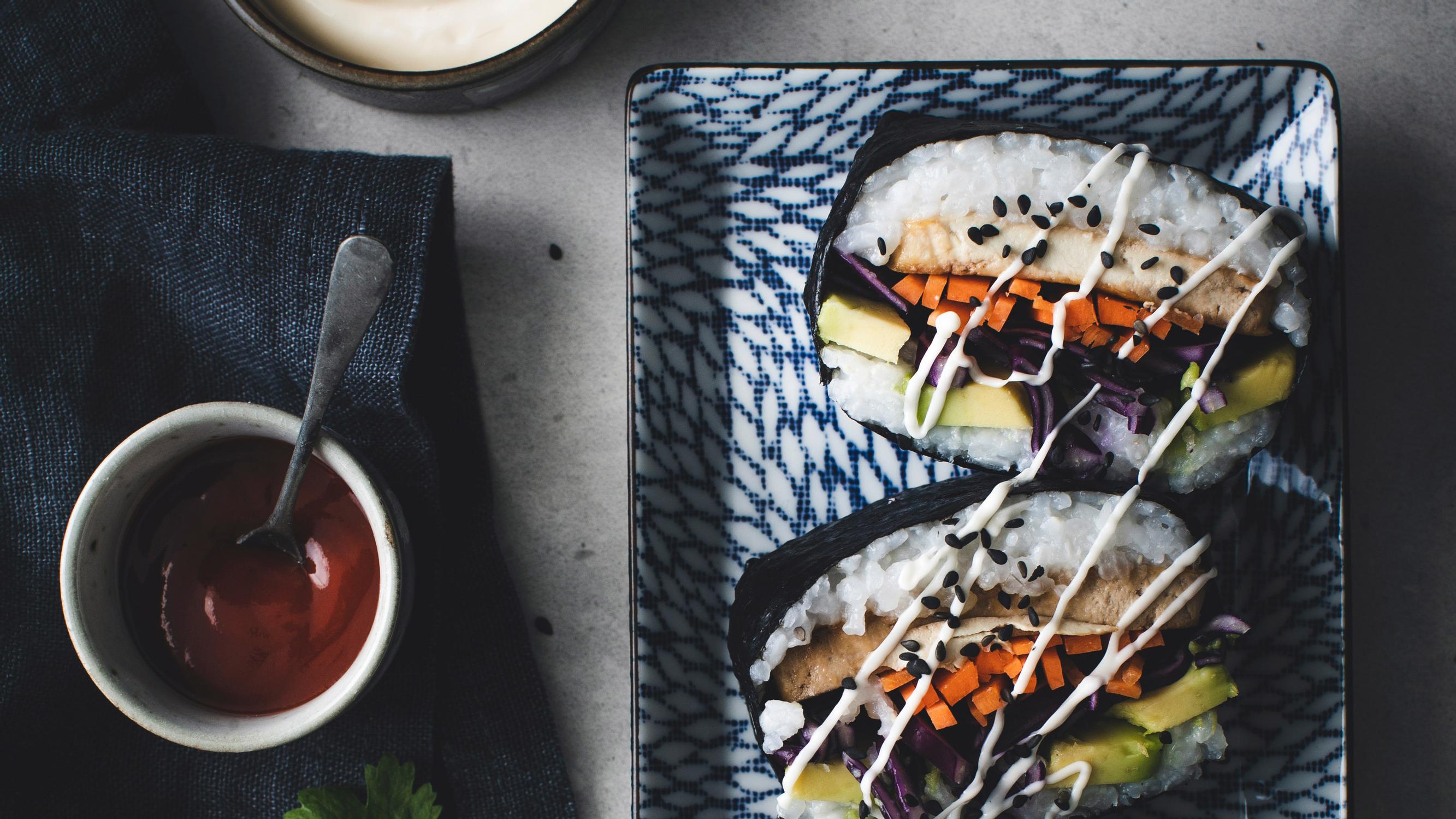 Pakkaa sushi sandwichiin ‒ onigirazut eli japanilaiset sushisandwichit maistuvat lounaalla tai välipalana