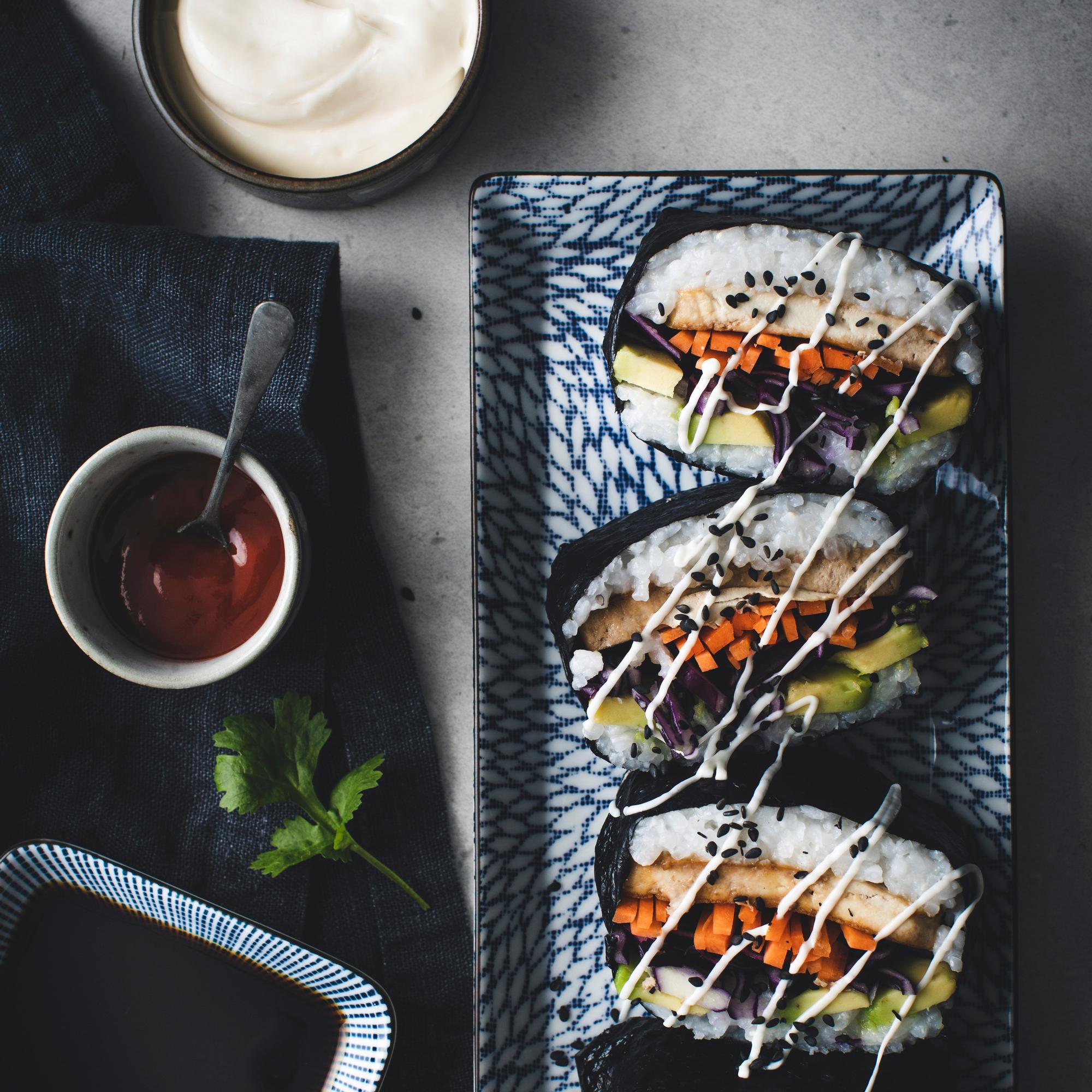 Pakkaa sushi sandwichiin ‒ onigirazut eli japanilaiset sushisandwichit maistuvat lounaalla tai välipalana