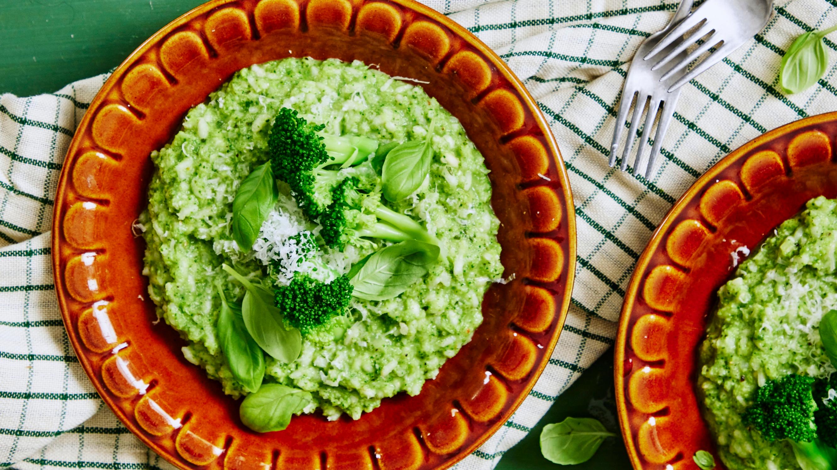 Vihreä risotto on täyteläisen juustoinen klassikko