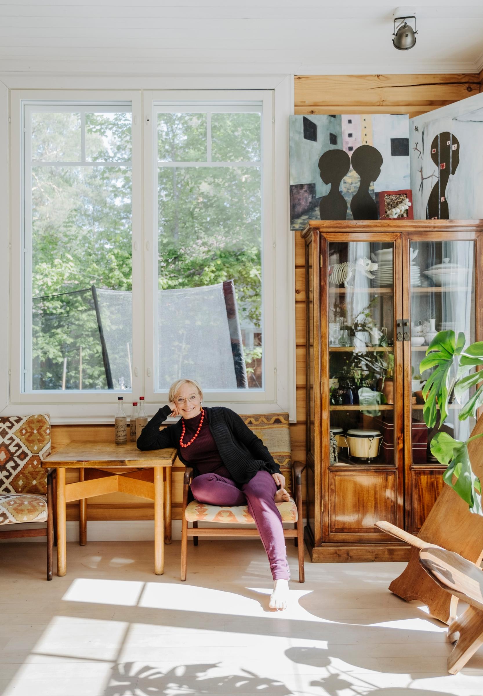 Siru Kauppinen kotinsa olohuoneessa