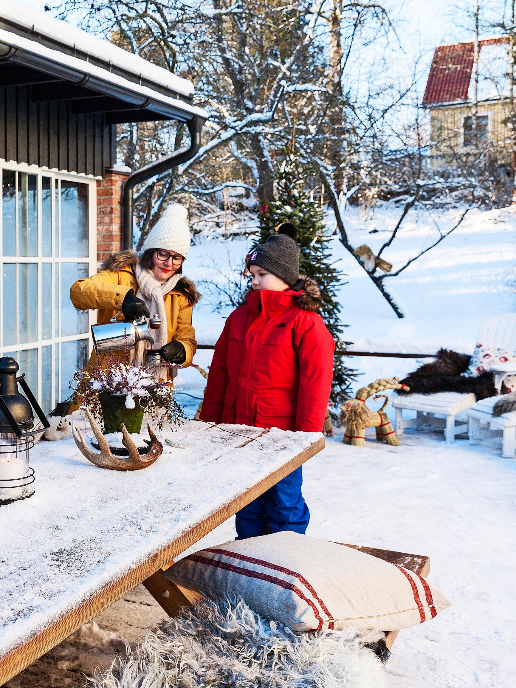 Pihasauna kaikilla mukavuuksilla! Uusvanha saunarakennus keittiöineen ja pönttöuuneineen on kuin mökki omassa kotipihassa