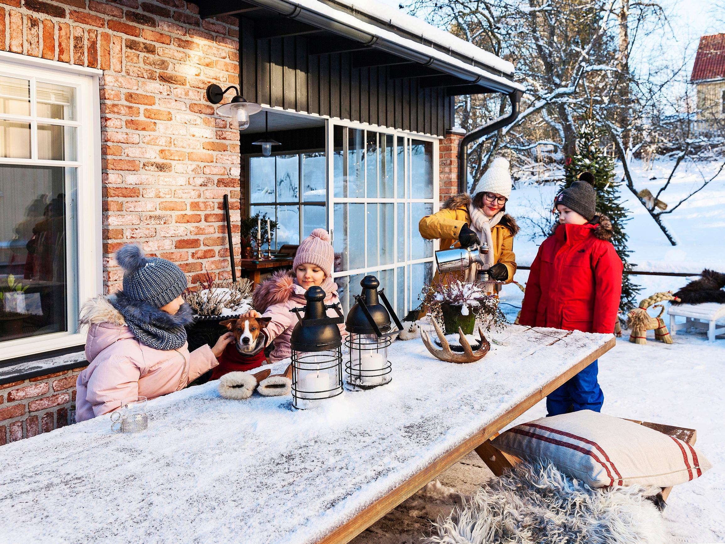 Pihasauna kaikilla mukavuuksilla! Uusvanha saunarakennus keittiöineen ja pönttöuuneineen on kuin mökki omassa kotipihassa