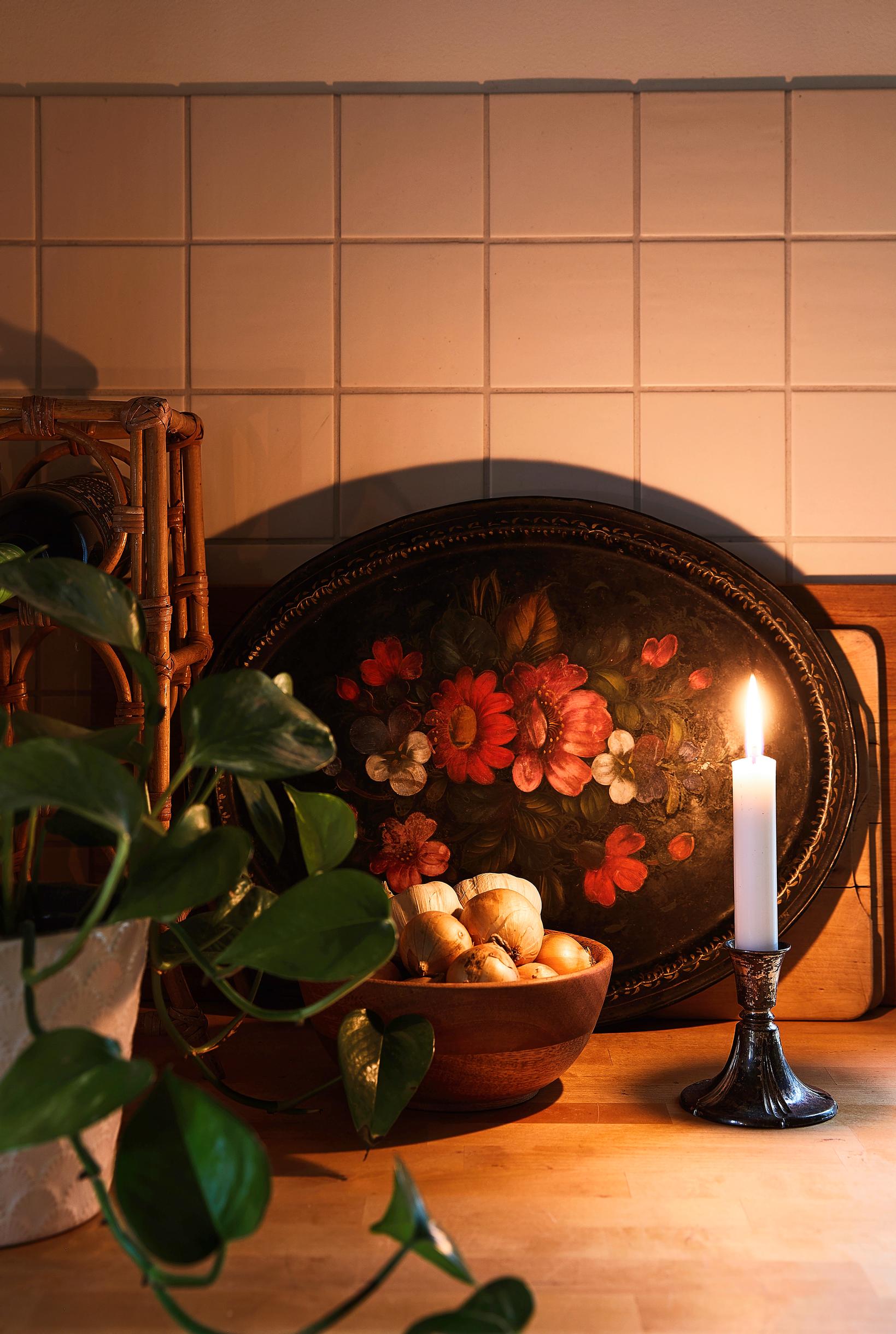 Tummapohjainen kukkatarjotin keittiössä