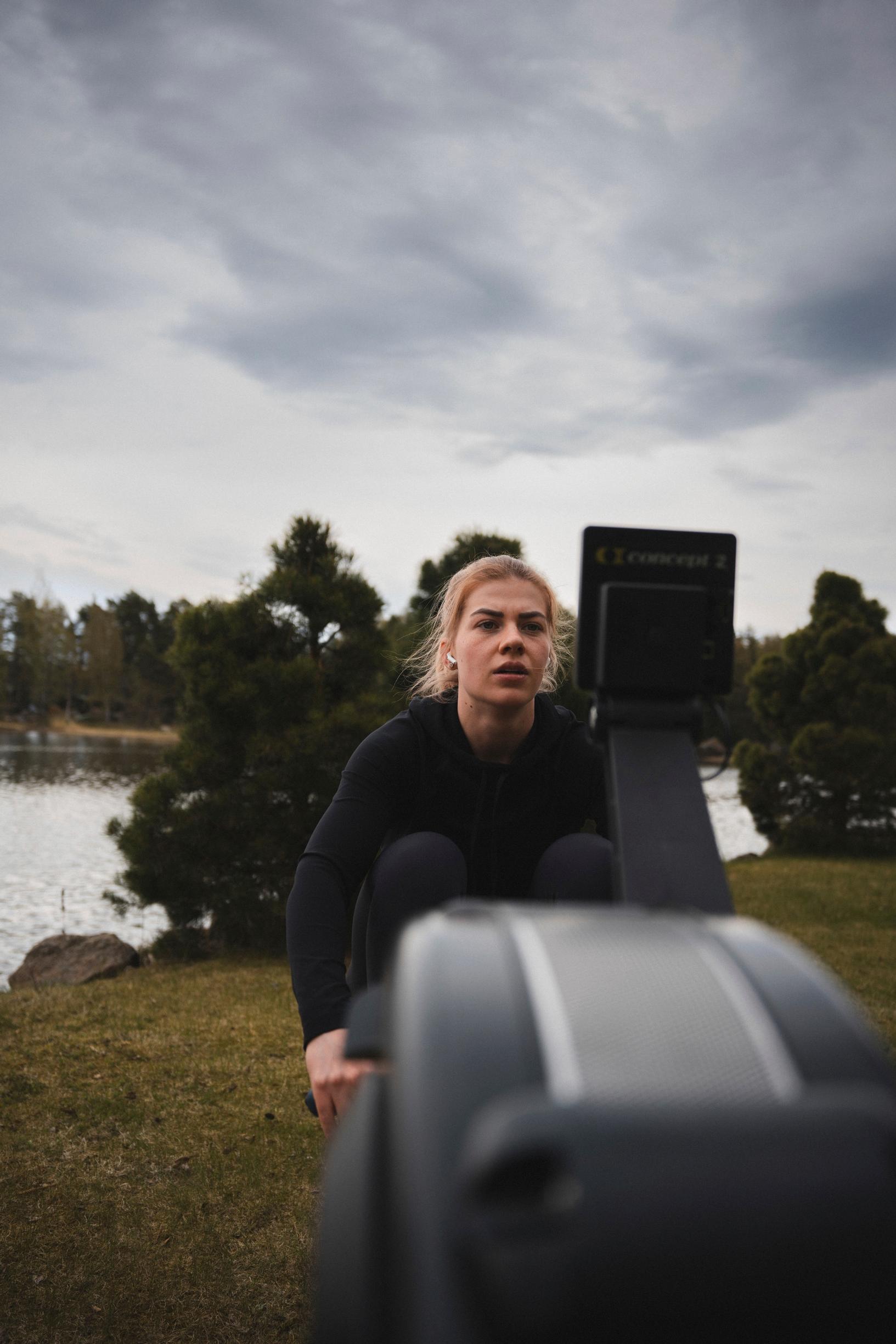lähikuva Pernilla Böckermanista soutamassa soutulaitteella