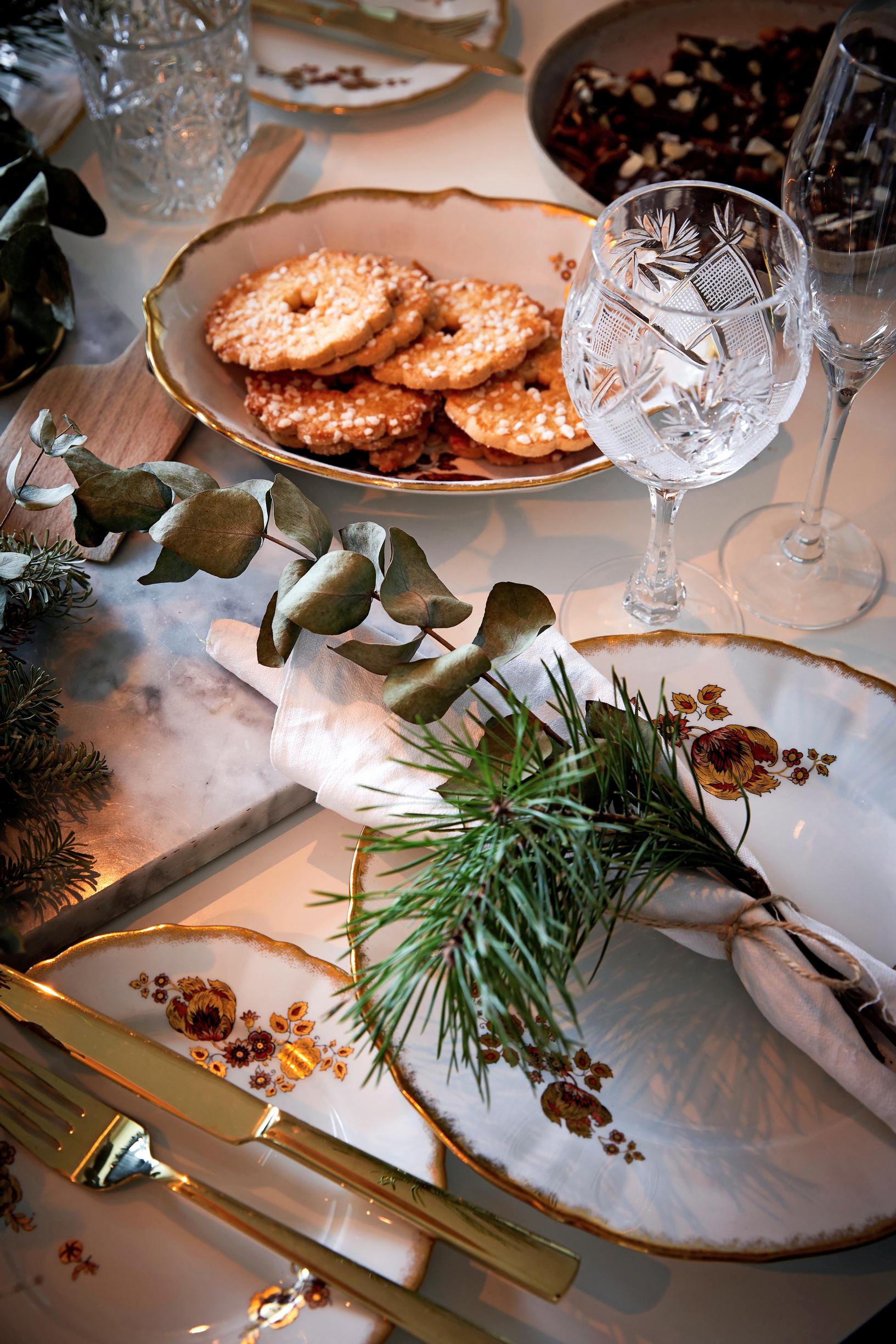 Vanhoja astioita joulukattauksessa