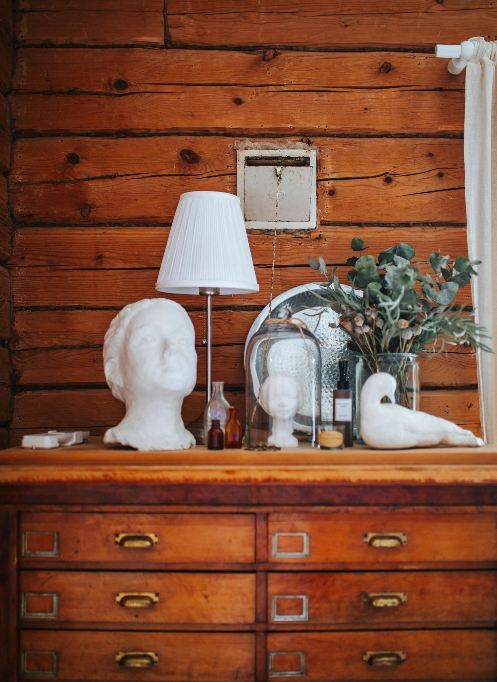 Asetelma apteekkarin kaapin päällä