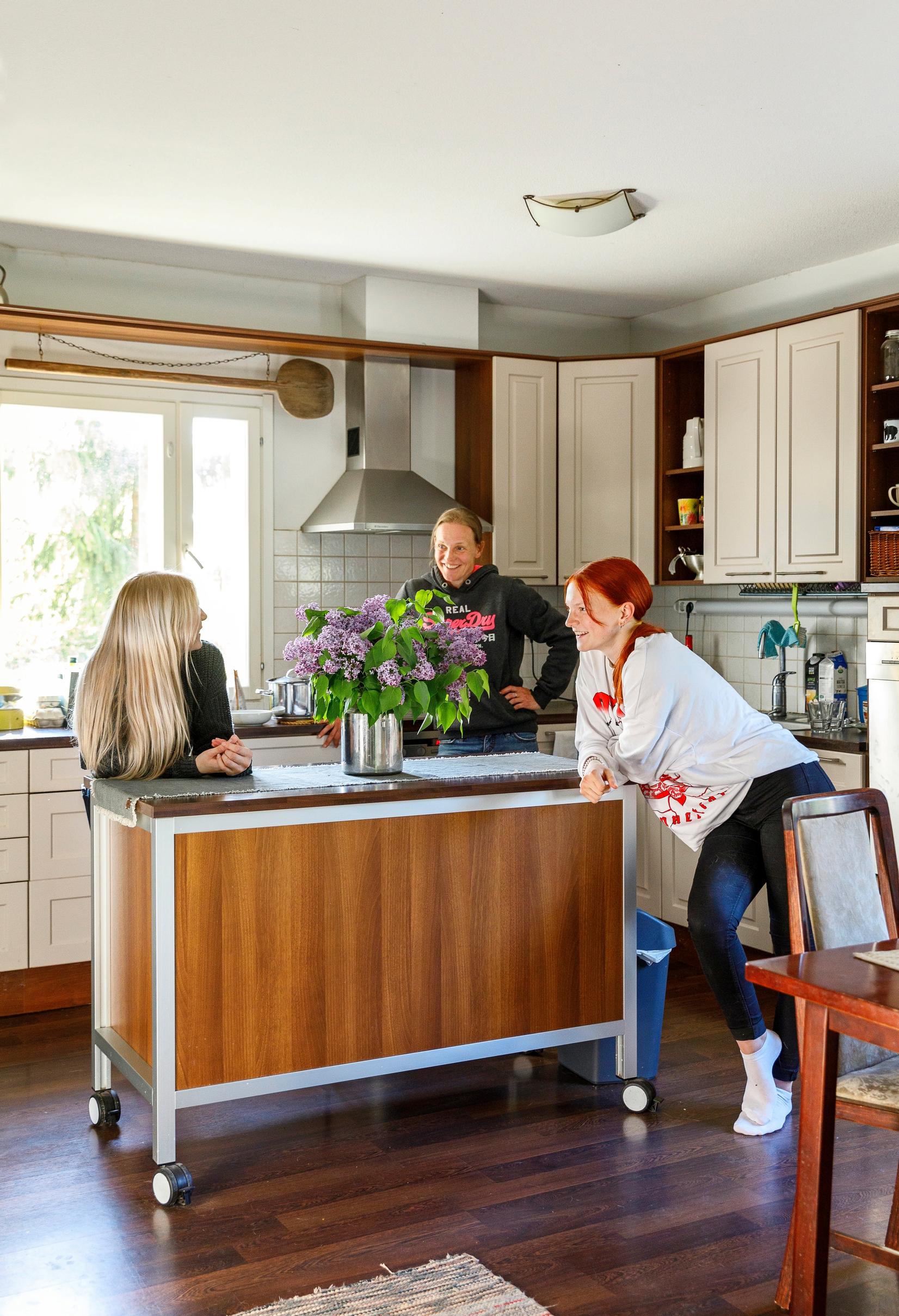 Äiti ja kaksi tytärtä keittiössä