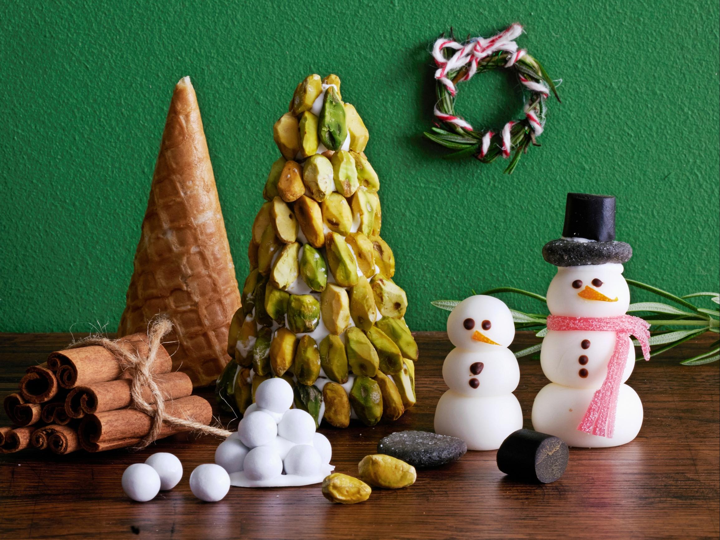 Piparkakkutalon koristeet – näin teet suloisen ovikranssin, pistaasikuusen, halkopinon ja lumilyhdyn!