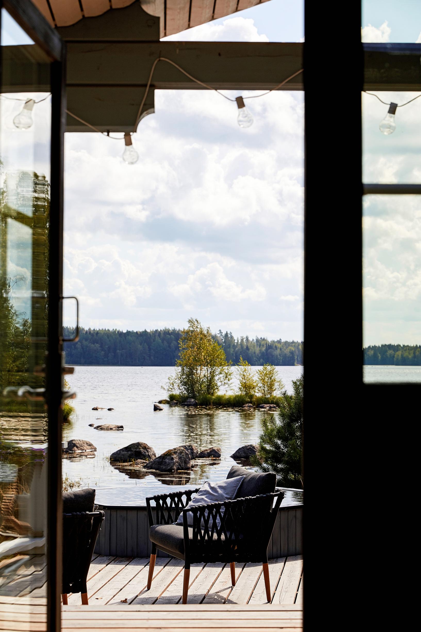 näkymä rantasaunalta sen terassille ja lahdelle