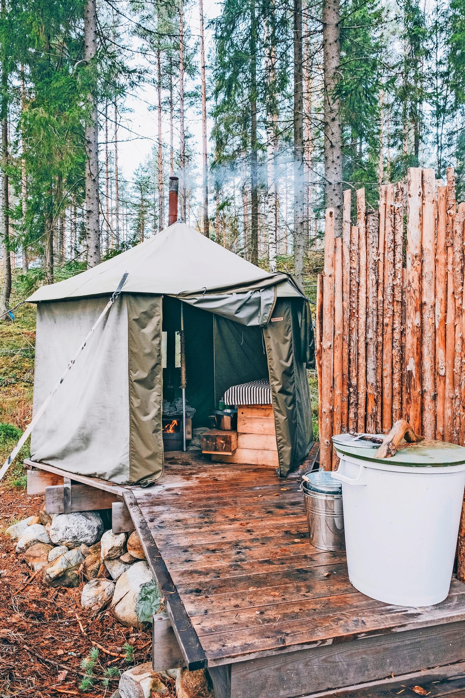 Telttasauna terasseineen metsäpalstalla