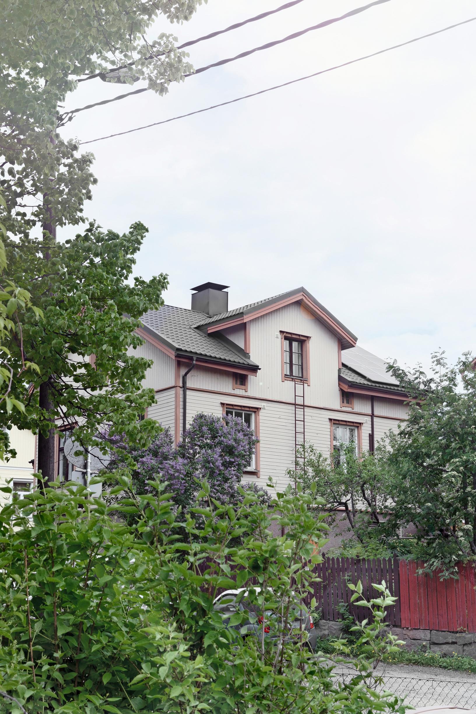 Kuva puutalosta Turun Raunistulassa.
