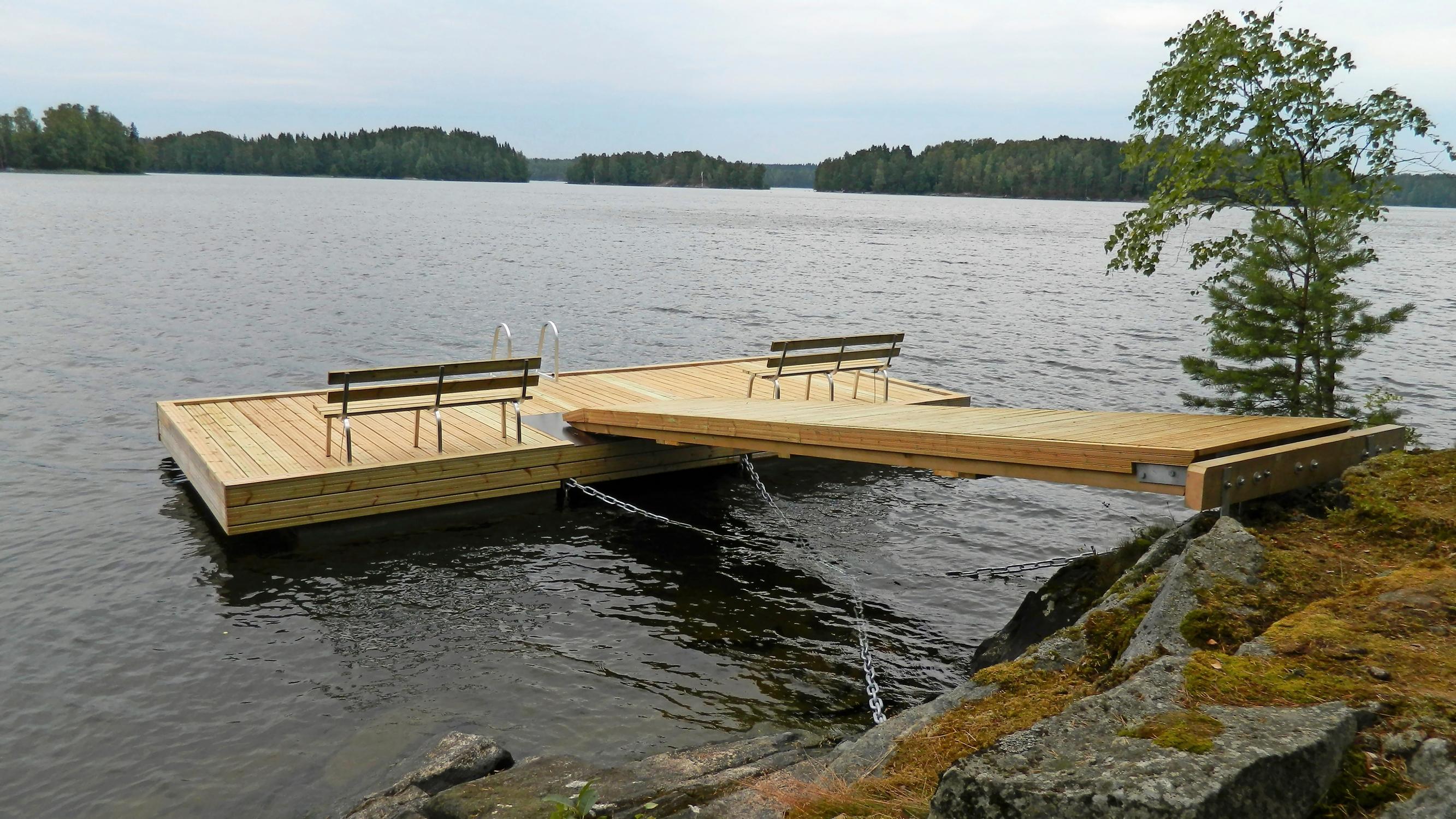 Neljän suuren betoniponttonin varassa kelluva laituri Eero
