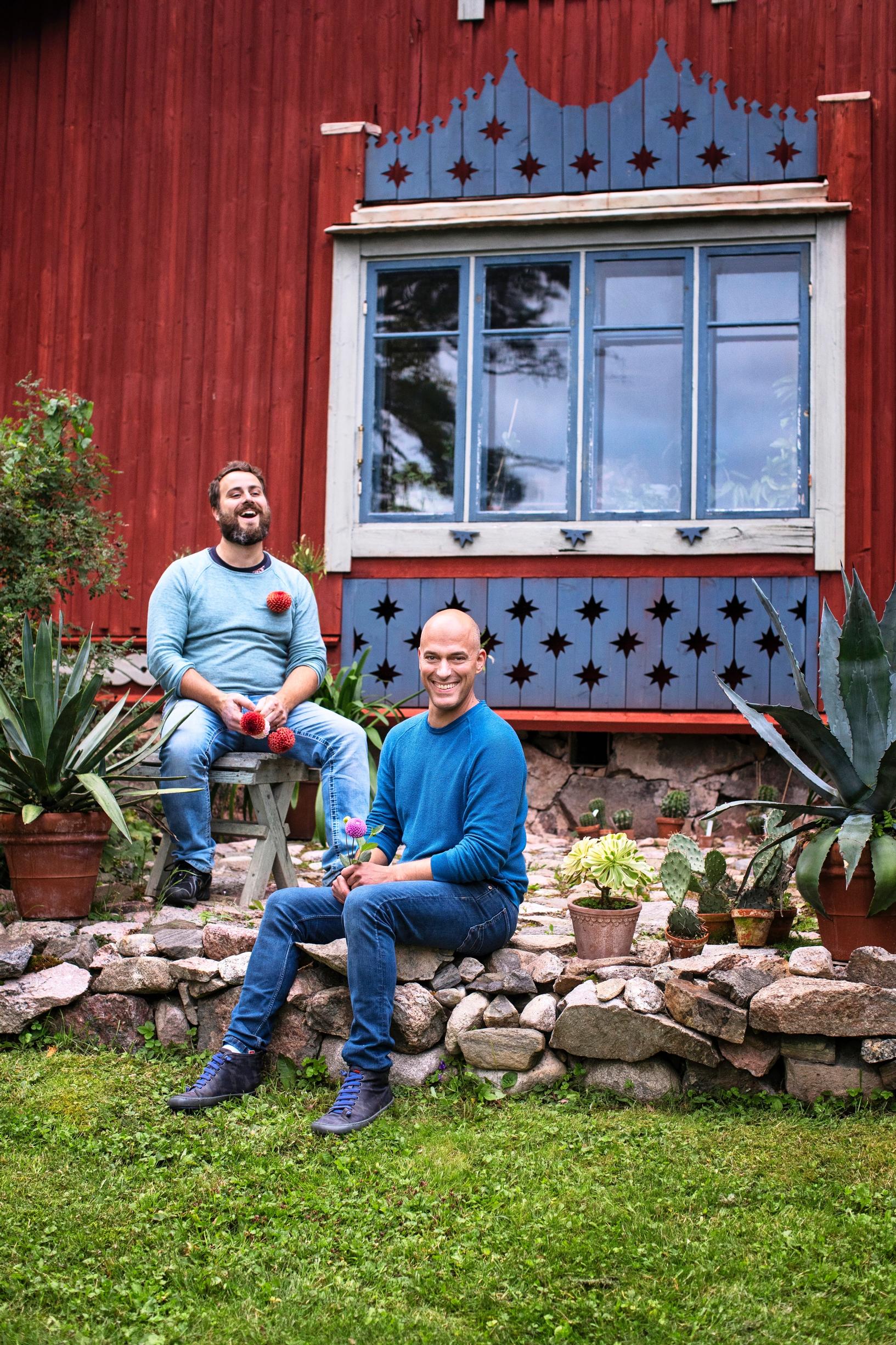 Mikael ja Tommi vanhan punaisen hirsitalon edessä