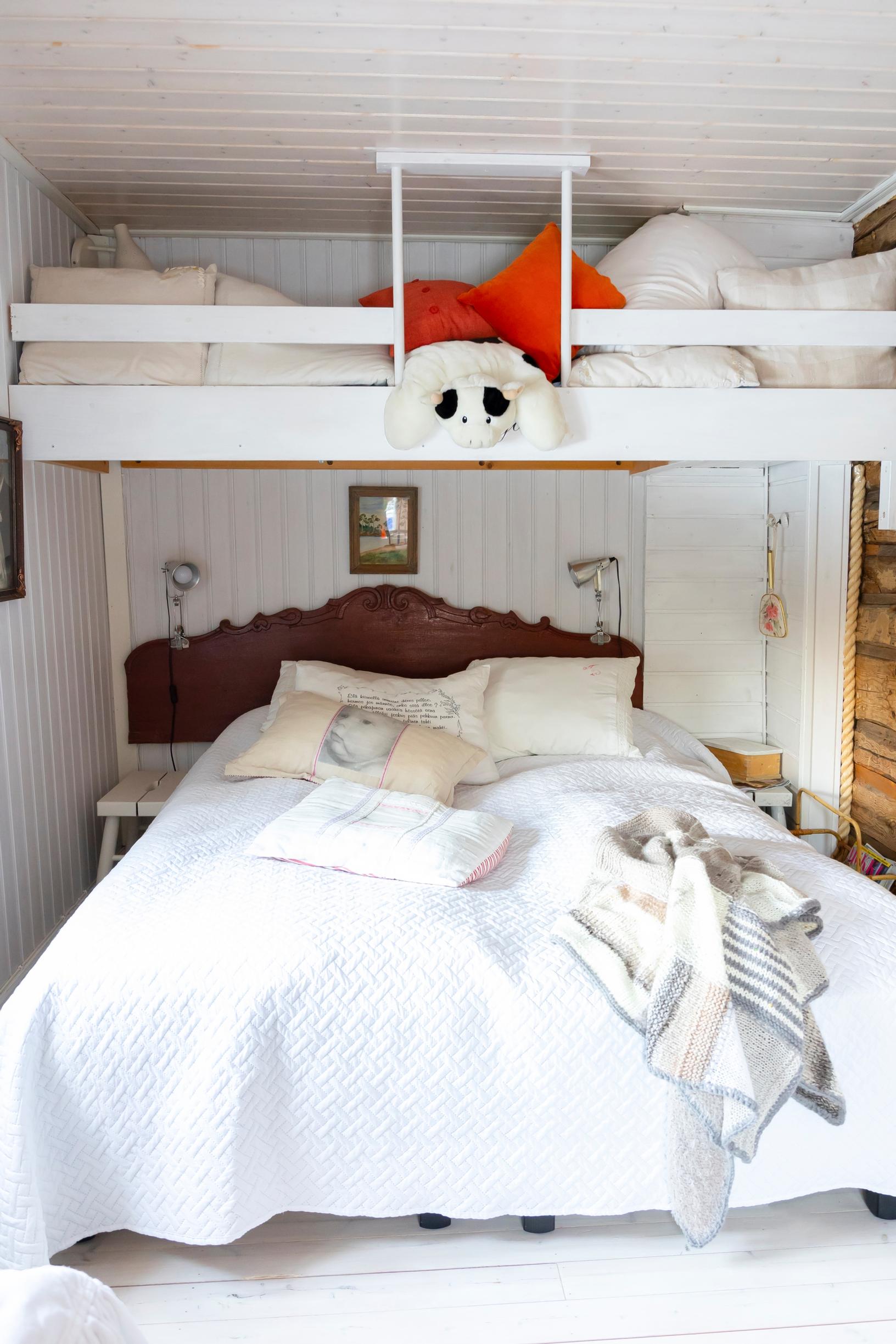 sängyn päällä parvi