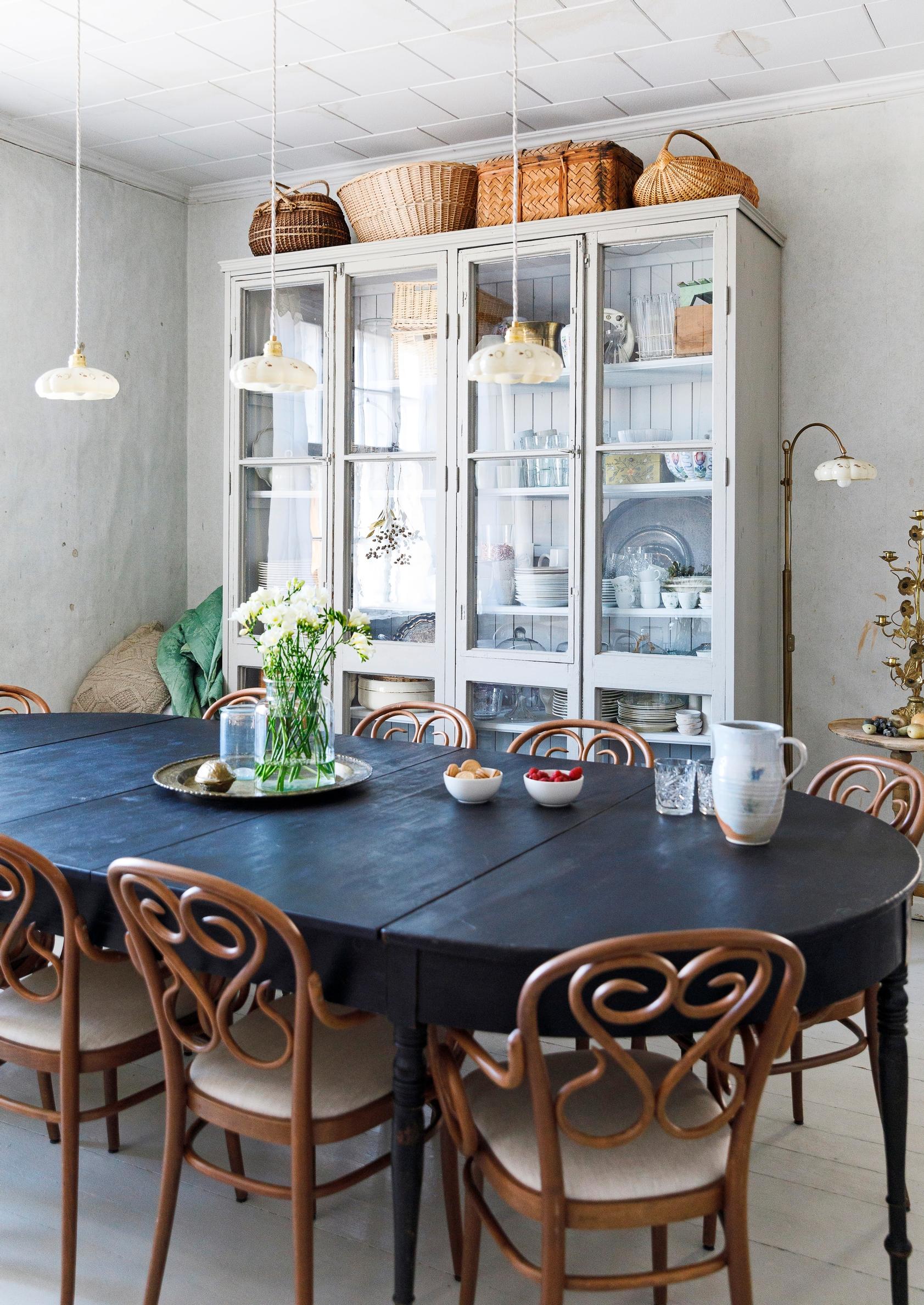 Ruokailuryhmä ja vitriinikaappi.