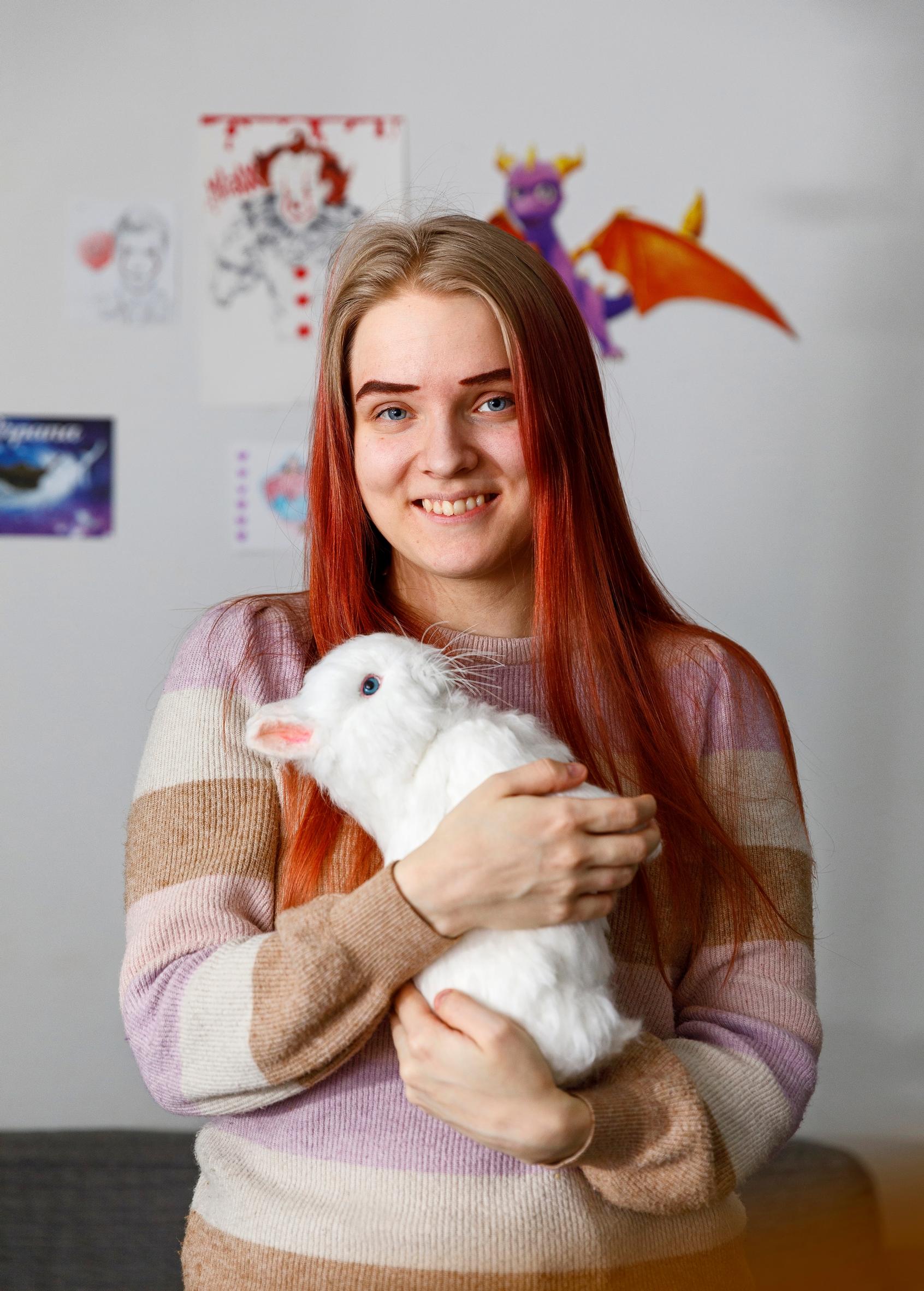 Mirjami sylissään huovutettu pupu.