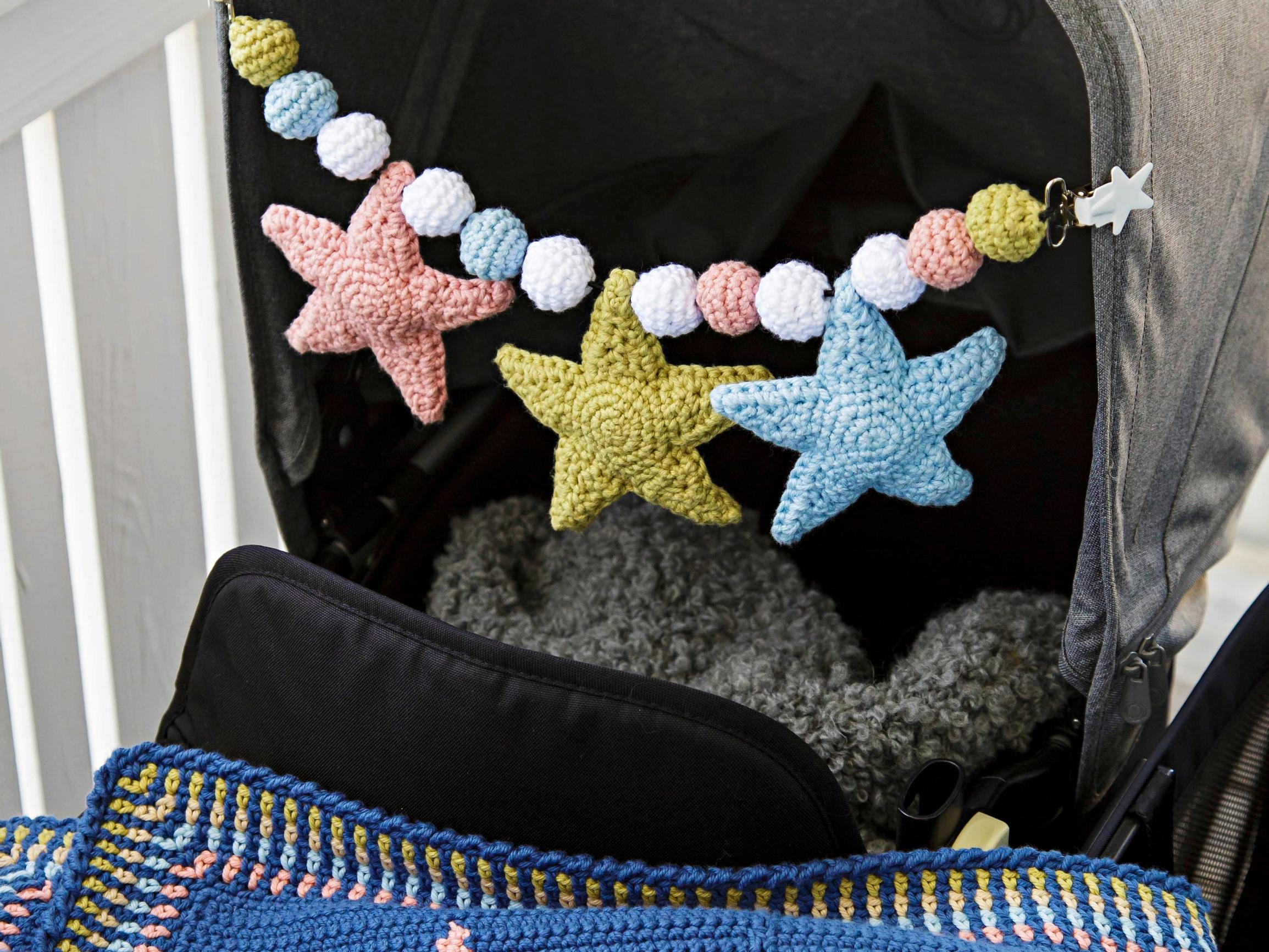 Katse kohti tähtiä! Virkkaa vauvalle vaunulelu, joka viihdyttää rattaissa makoilevaa pikkuista