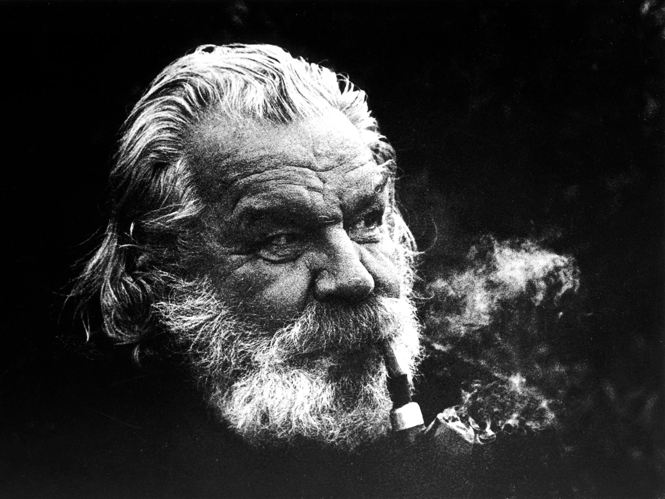 Mitä tulee mieleen Tapio Wirkkalasta? Puukot, Kantarellit vai Paperipussit? Tutustu hänen uransa suuriin käännekohtiin ja kiehtovimpiin vaiheisiin