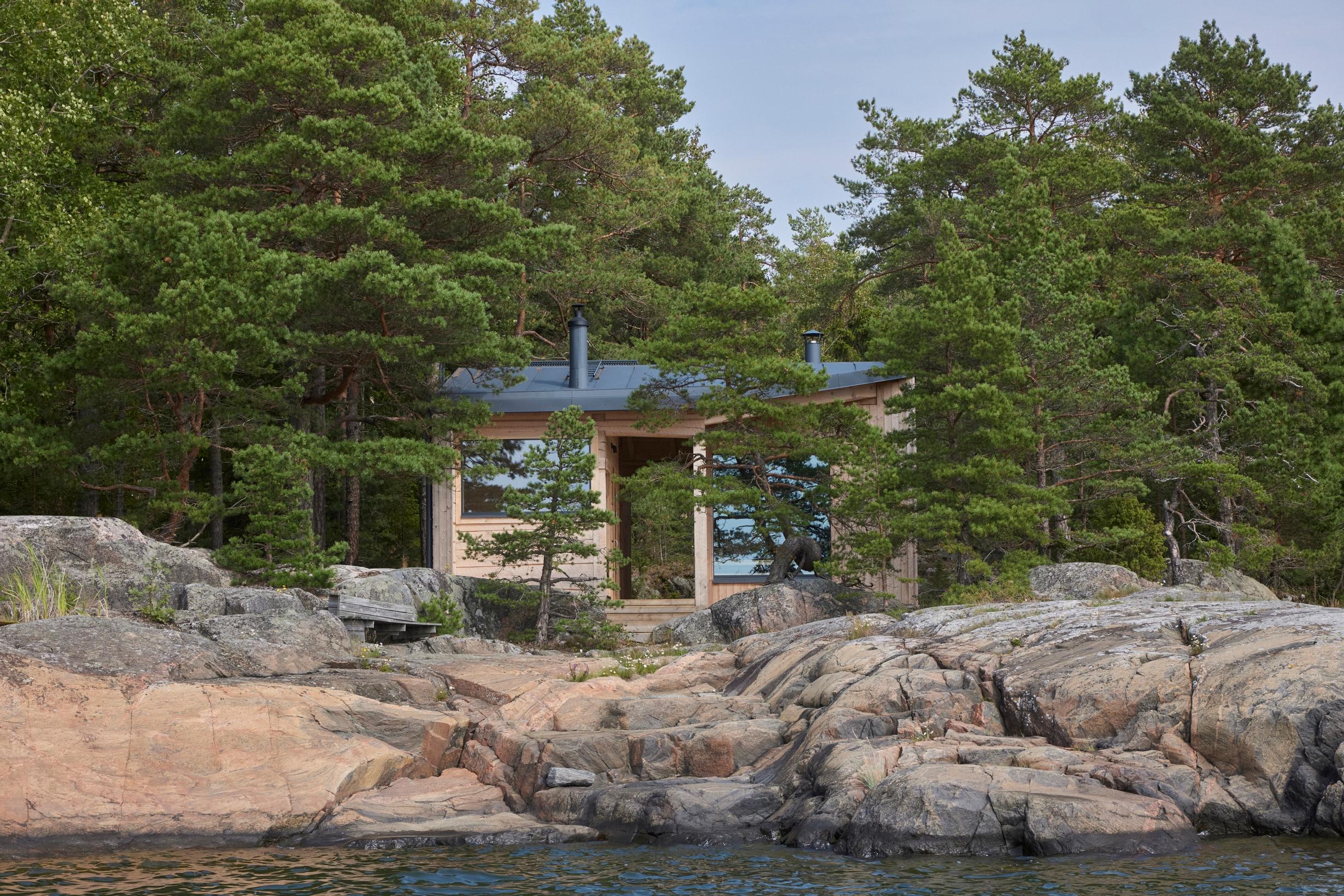 Sikke Sumarin sauna sulautuu kallioiseen rantaan.